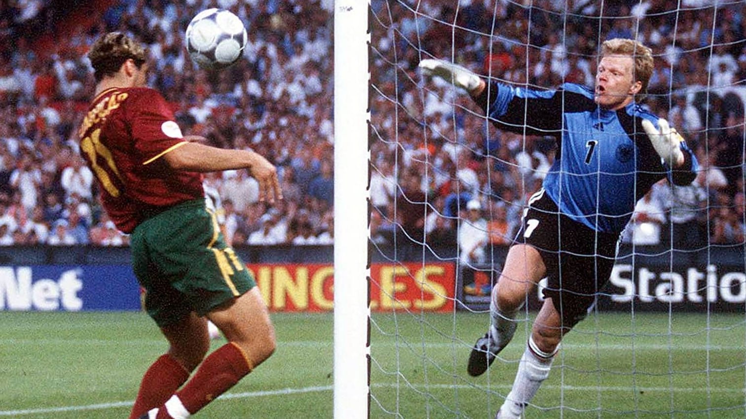 EM 2000: Sérgio Conceição (l.) köpft ein, Oliver Kahn kommt nicht mehr dran.