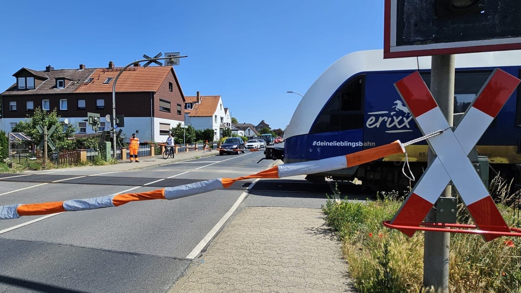 Bahnübergang in Bienrode: Hier hat die Deutsche Bahn mobile Schrankenanlagen eingerichtet.