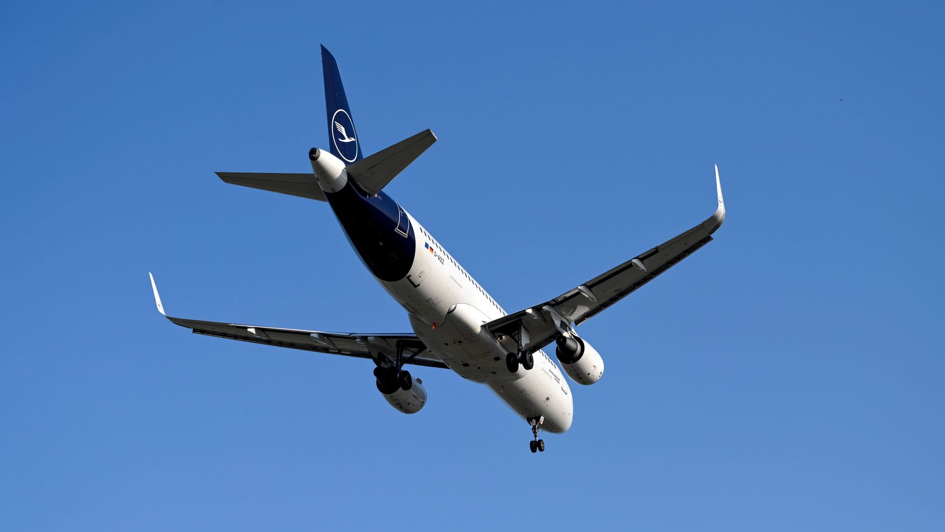 Ein Lufthansa-Airbus A320-200 (Archivbild): Der Pilot legte bei 150 km/h auf der Startpiste eine Vollbremsung.