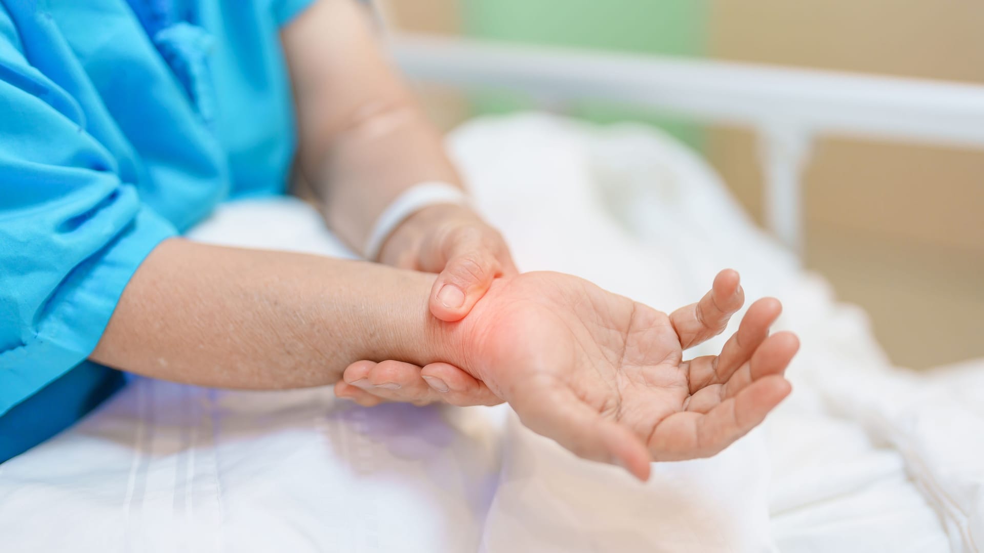 Eine Frau umfasst ihr rechtes Handgelenk mit der linken Hand: Hält sich das Karpaltunnelsyndrom hartnäckig, kann womöglich eine OP helfen. Eine Frau umfasst ihr rechtes Handgelenk mit der linken Hand: Hält sich das Karpaltunnelsyndrom hartnäckig, kann womöglich eine OP helfen.