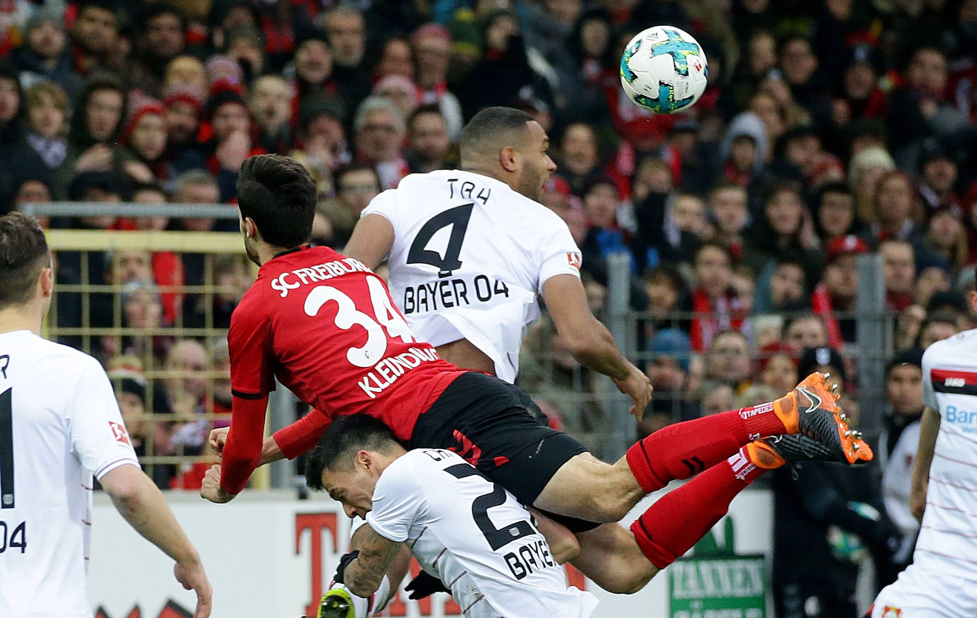 Jonathan Tah: Zum ersten Mal als Bayern-Spieler in der Allianz Arena im Einsatz. Erlebte aber einen bitteren Abend. Grätschte am Ball vorbei und ermöglichte so die erste gute Portugal-Chance. Verschuldete direkt danach einen Ballverlust. Beim 1:2 rückte er komplett unnötig aus der Abwehr raus. Genau die Lücke nutzte Portugal zum Tor. Viele schlimme Fehler von ihm. Note 5 Jonathan Tah: Zum ersten Mal als Bayern-Spieler in der Allianz Arena im Einsatz. Erlebte aber einen bitteren Abend. Grätschte am Ball vorbei und ermöglichte so die erste gute Portugal-Chance. Verschuldete direkt danach einen Ballverlust. Beim 1:2 rückte er komplett unnötig aus der Abwehr raus. Genau die Lücke nutzte Portugal zum Tor. Viele schlimme Fehler von ihm. Note 5