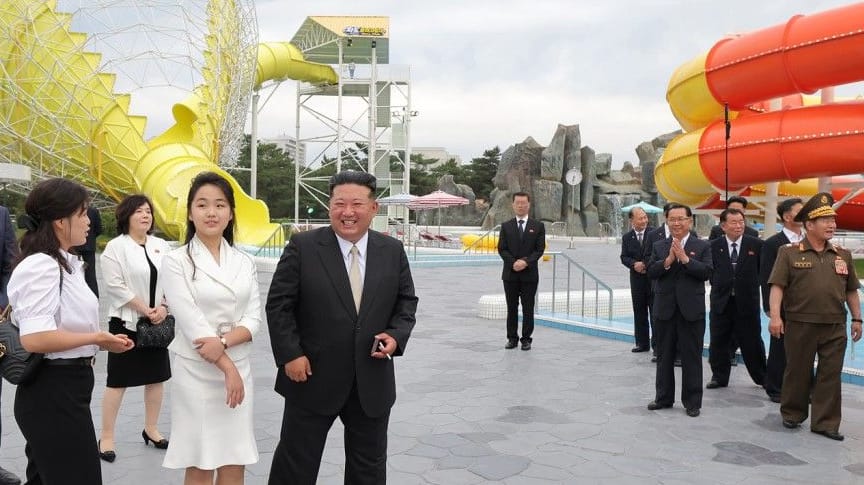 Kim Jong Un im Spaßbad: Der nordkoreanische Diktator weihte einen Freizeitkomplex ein.
