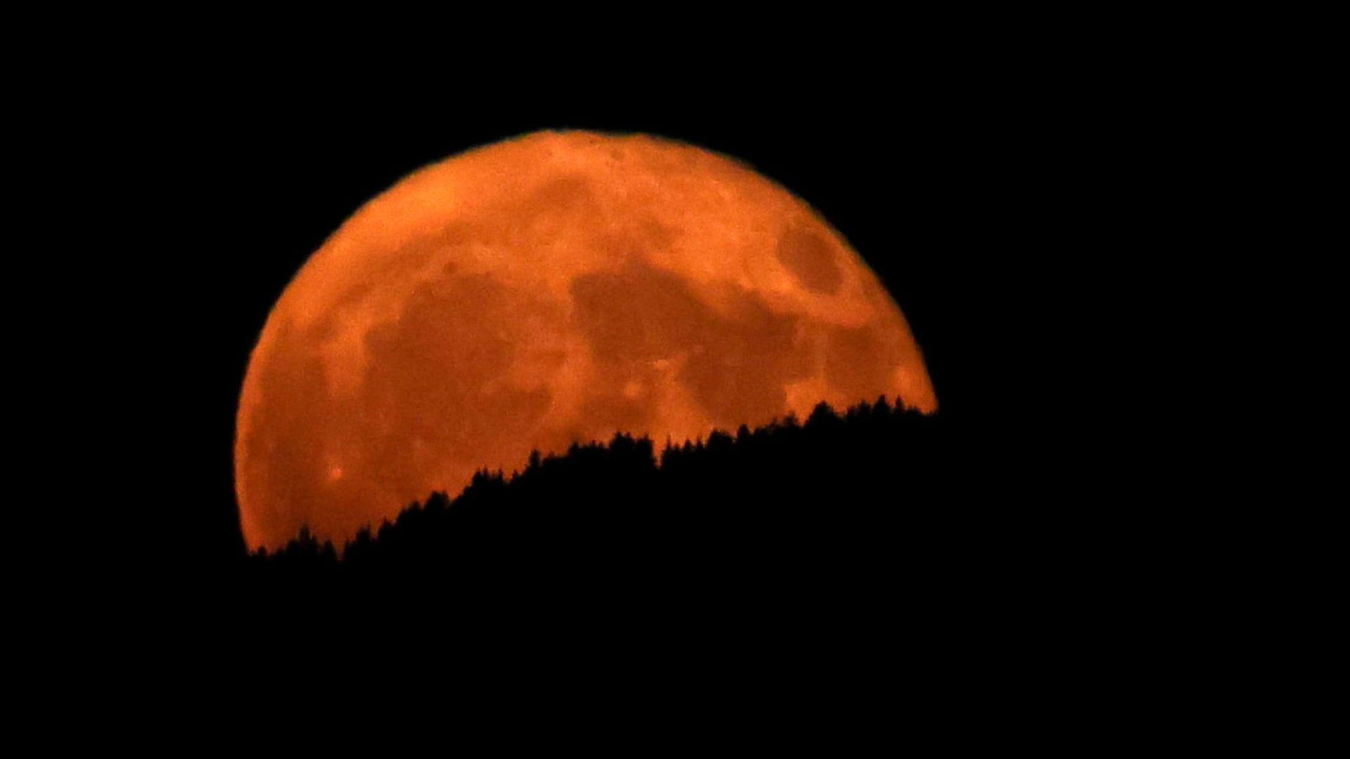 Erdbeermond über Oberbayern
