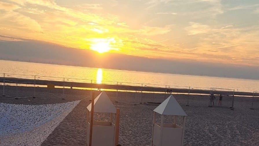 Die Absperrung am Strand von Noordwijk unweit des Luxushotels Huis ter Duin. Hier soll US-Präsident Donald Trump während des Nato-Gipfels übernachten.