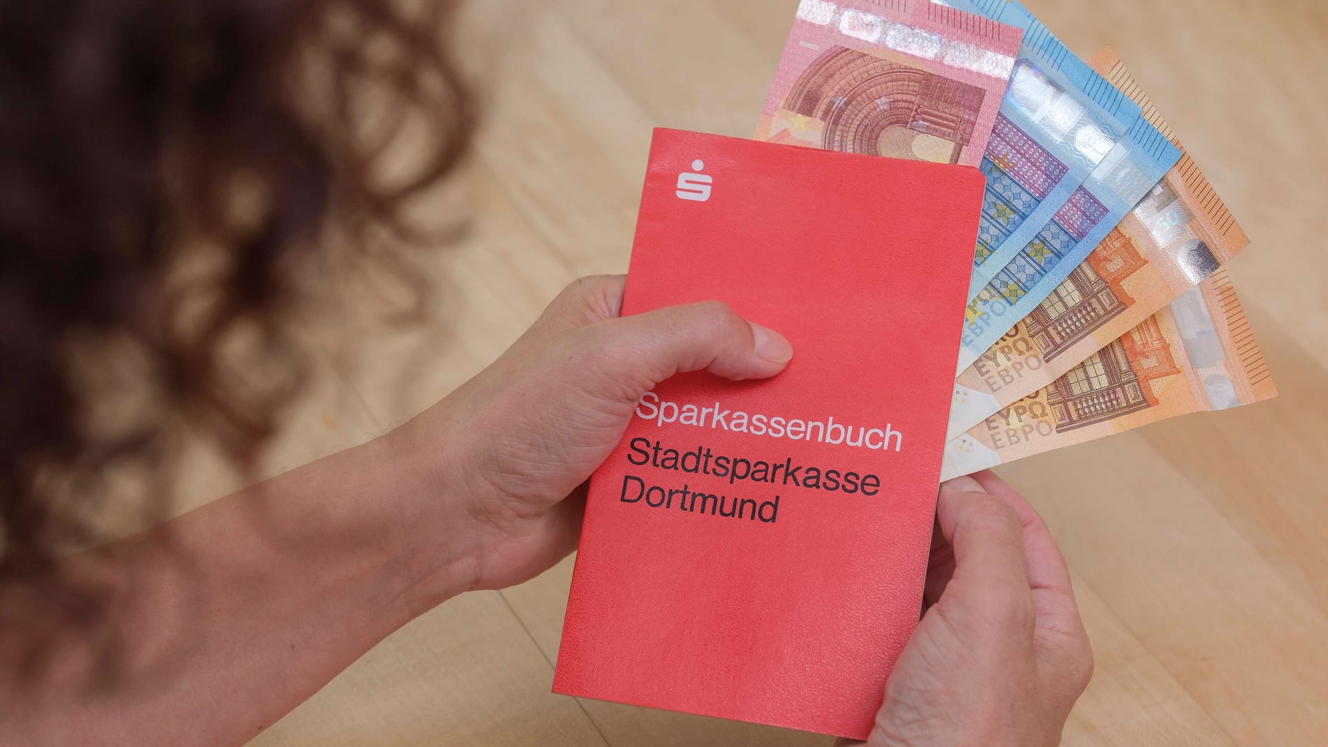 Geldanlage: Das gute alte Sparbuch ist für viele Deutsche nach wie vor die erste Wahl.