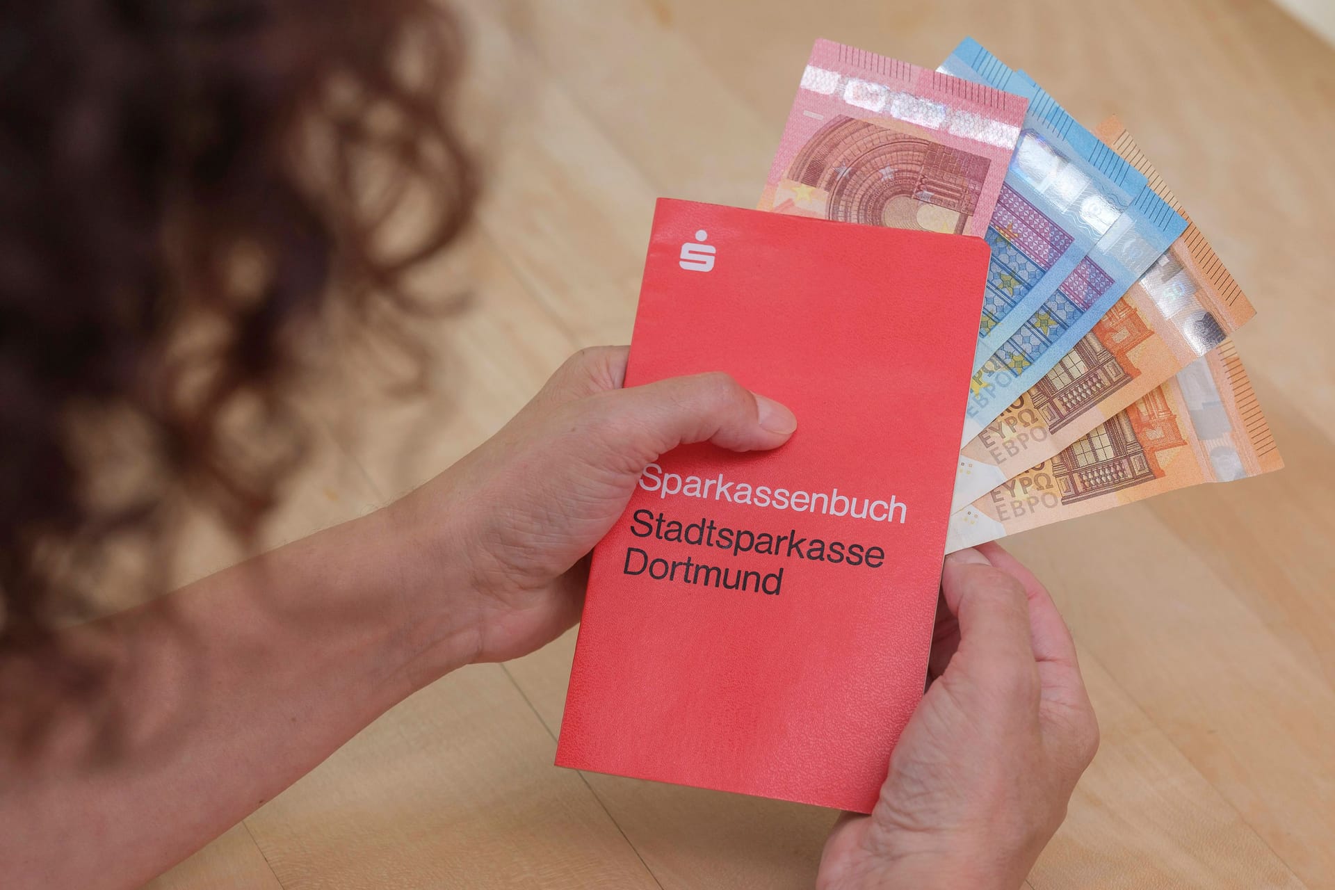 Geldanlage: Das gute alte Sparbuch ist für viele Deutsche nach wie vor die erste Wahl.