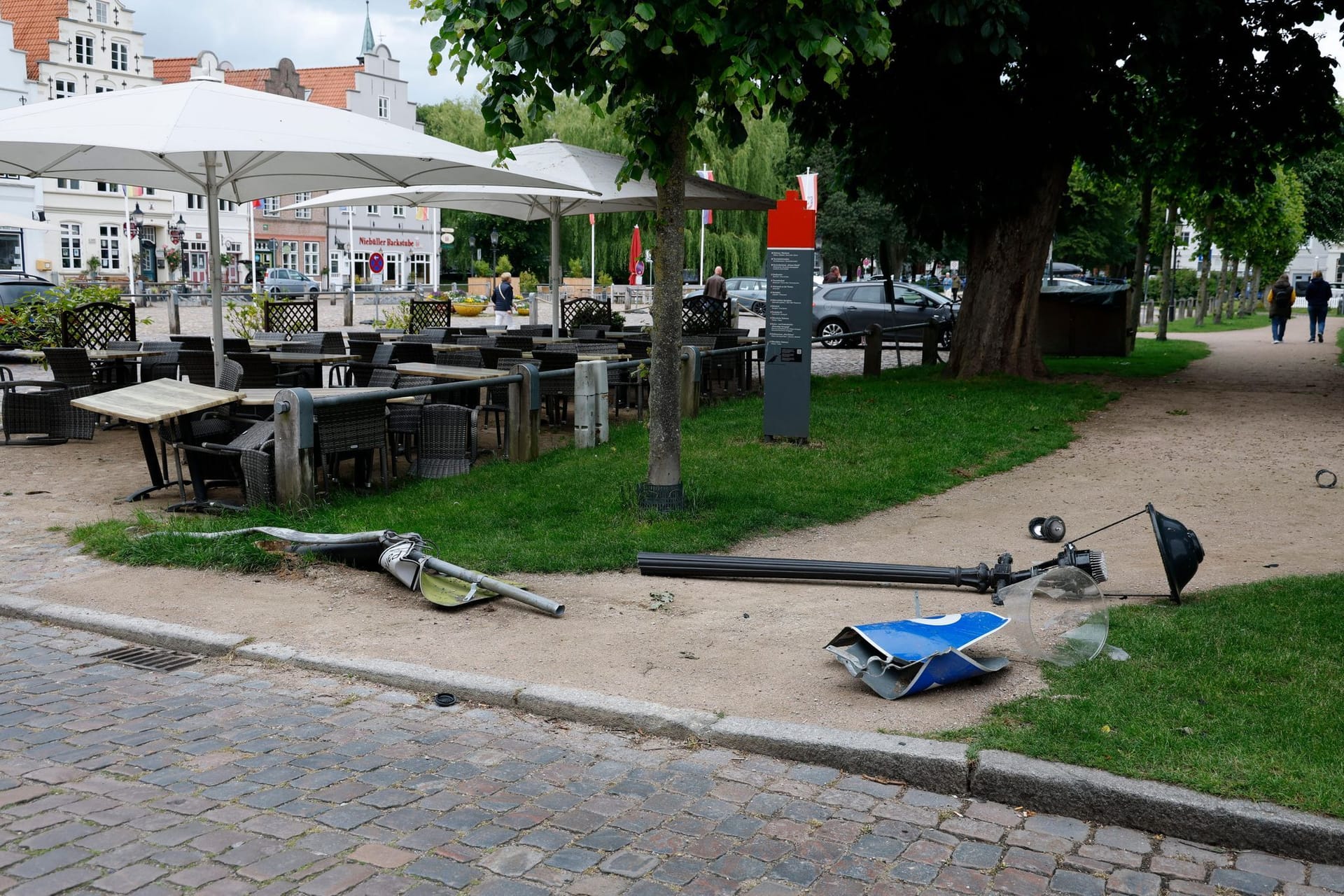 Autofahrer verliert vor Eisdiele Kontrolle - Mehrere Verletzte