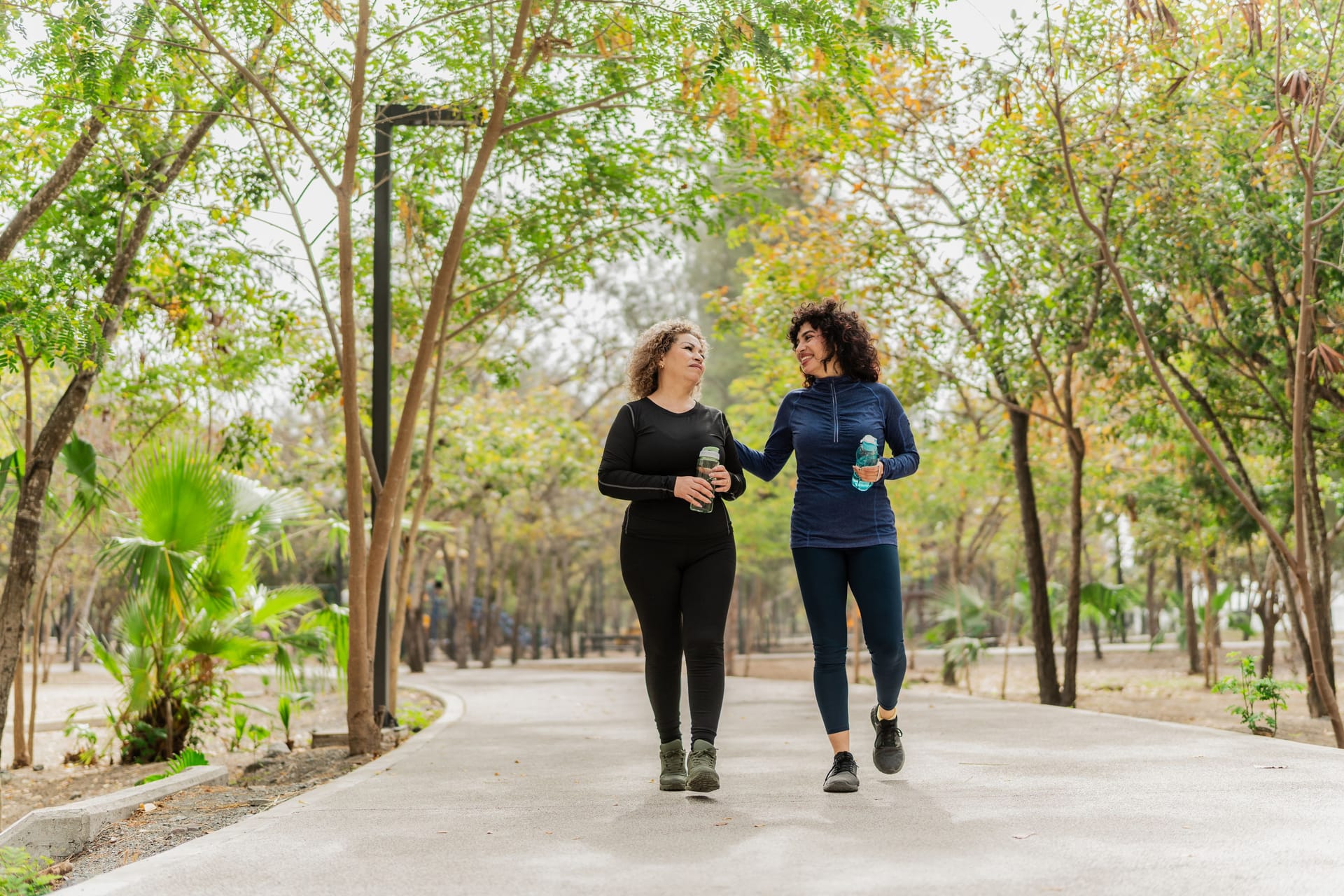 Spaziergang im Park: Ein bestimmter Geh-Rhythmus erhöht den Effekt auf die Gesundheit.