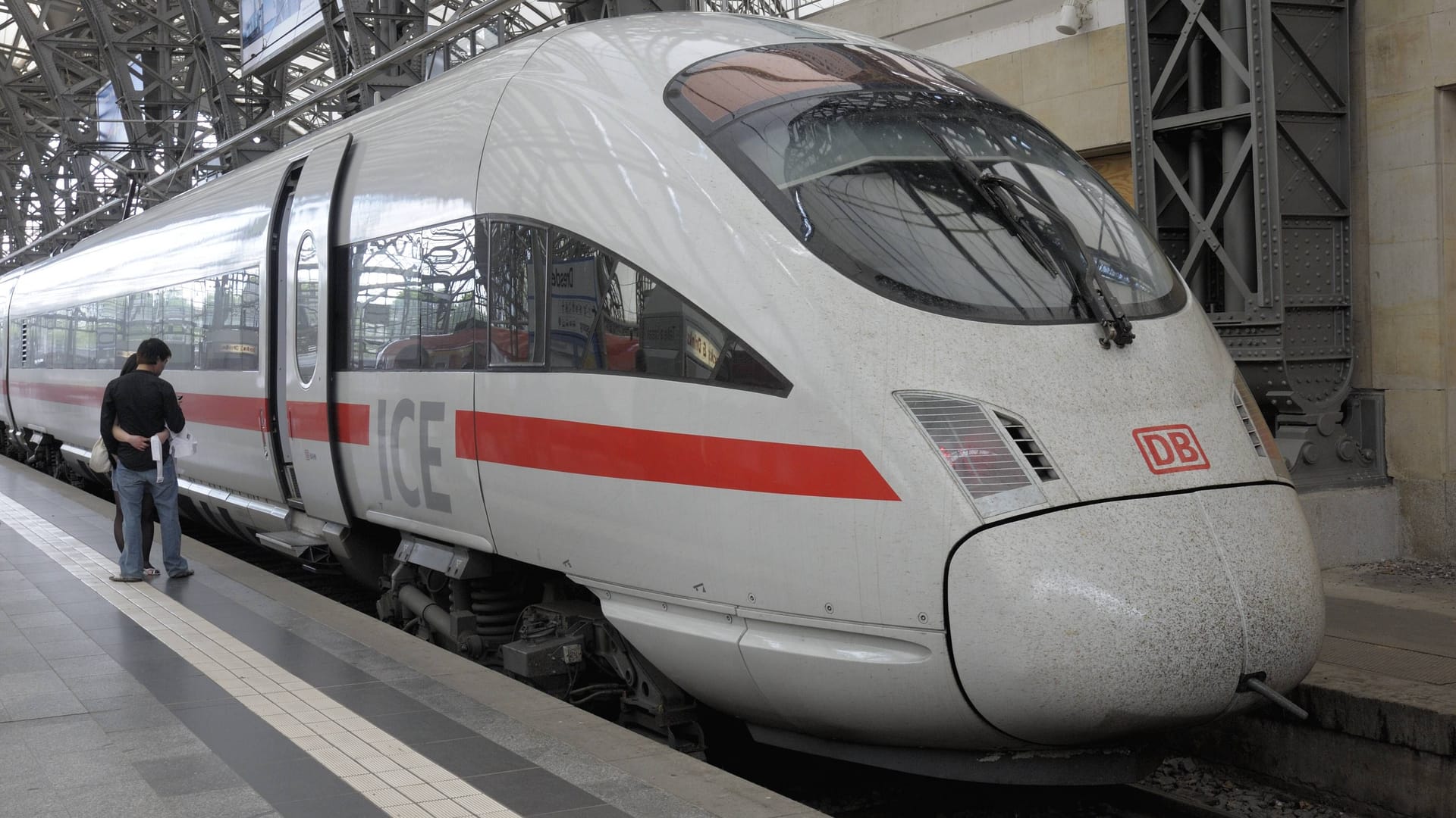 Ein ICE steht am Hauptbahnhof in Dresden (Archivbild): Ab dem 23. Juni stören Bauarbeiten vorübergehend den Fernverkehr in Sachsen.