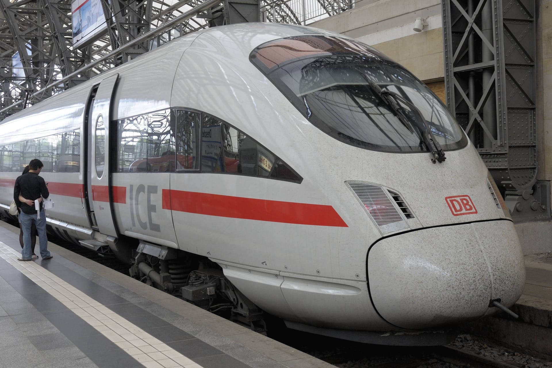 Ein ICE steht am Hauptbahnhof in Dresden (Archivbild): Ab dem 23. Juni stören Bauarbeiten vorübergehend den Fernverkehr in Sachsen.