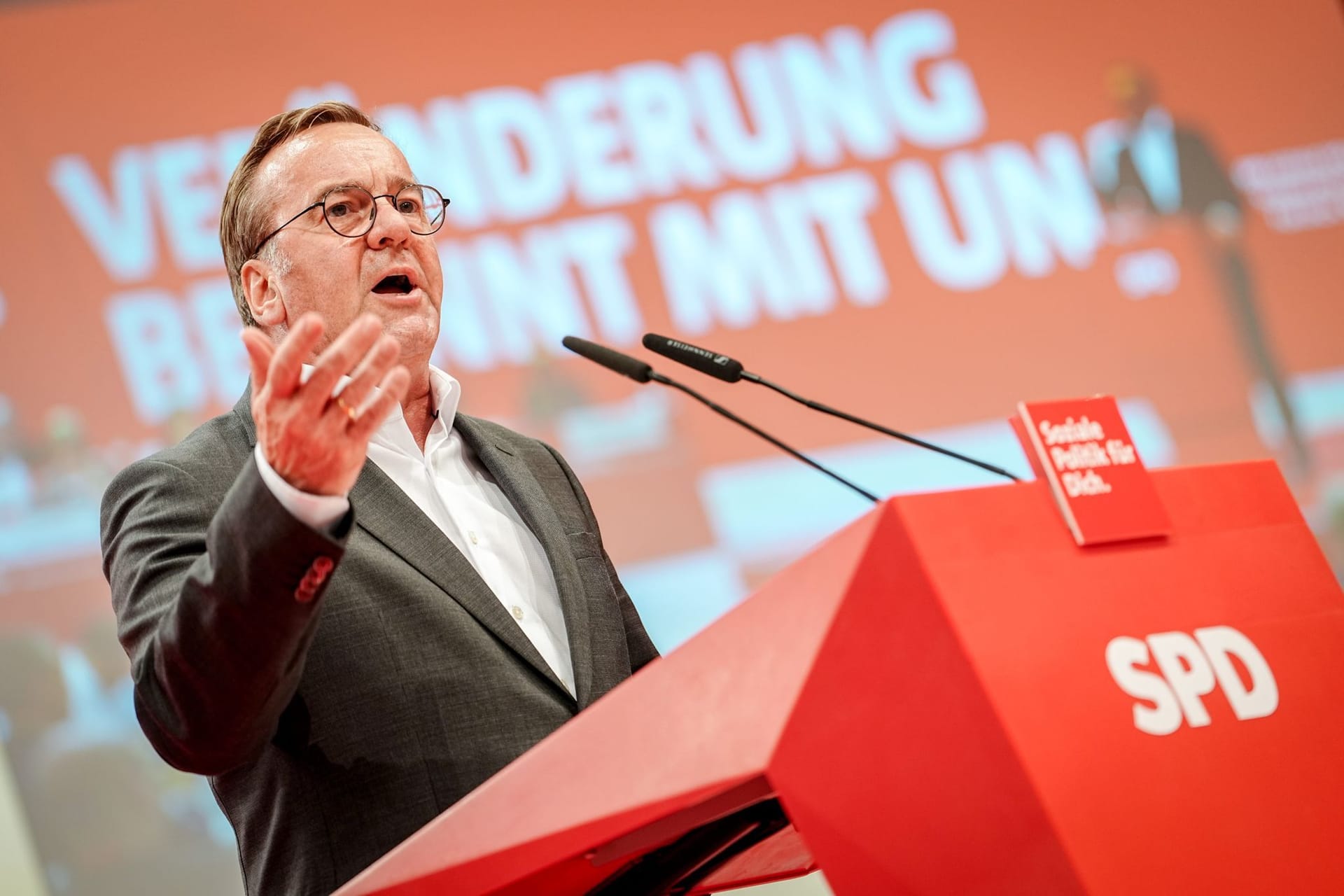 Berlin: Boris Pistorius (SPD), Bundesminister der Verteidigung, spricht beim SPD-Bundesparteitag.