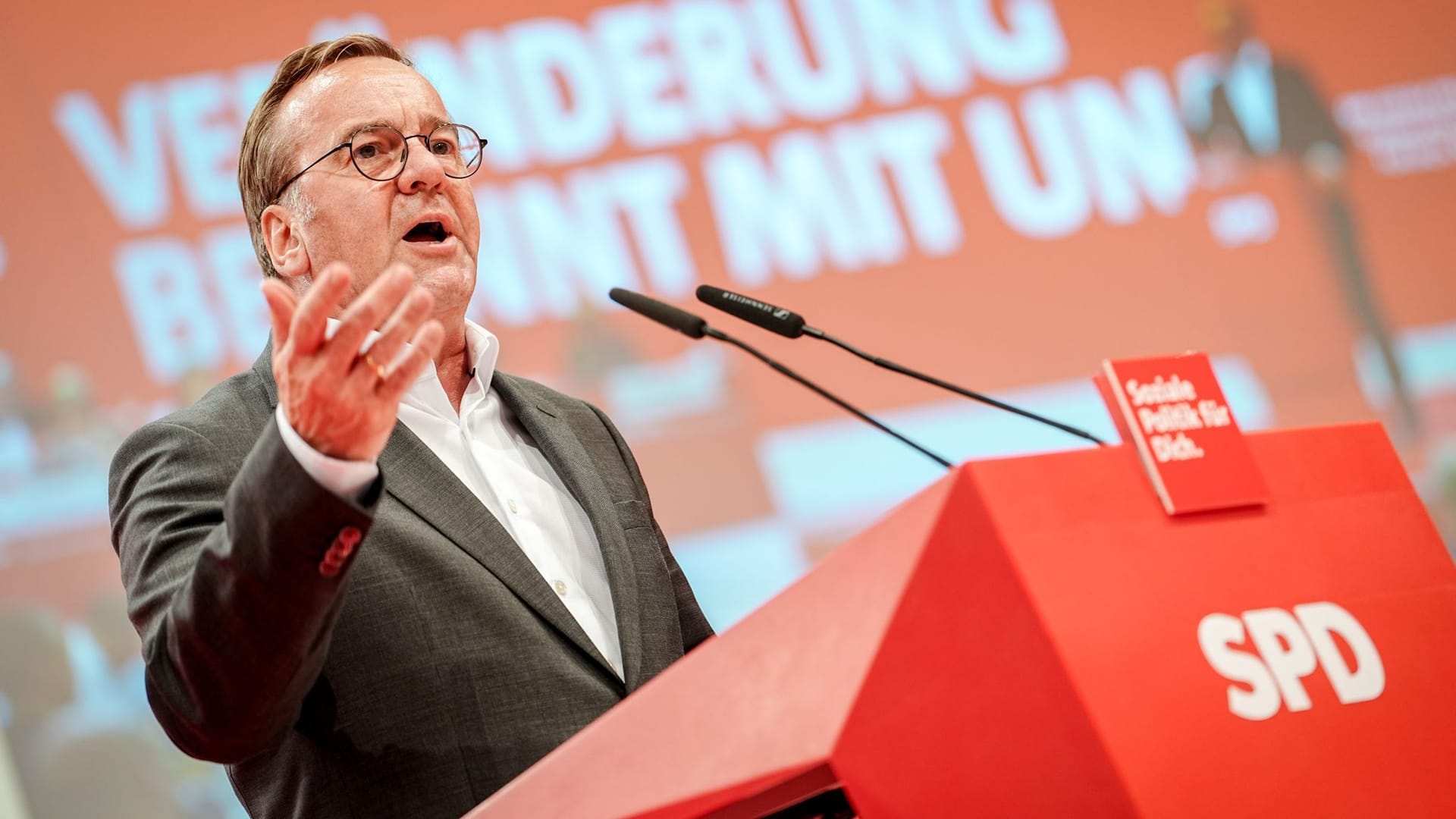 Berlin: Boris Pistorius (SPD), Bundesminister der Verteidigung, spricht beim SPD-Bundesparteitag.