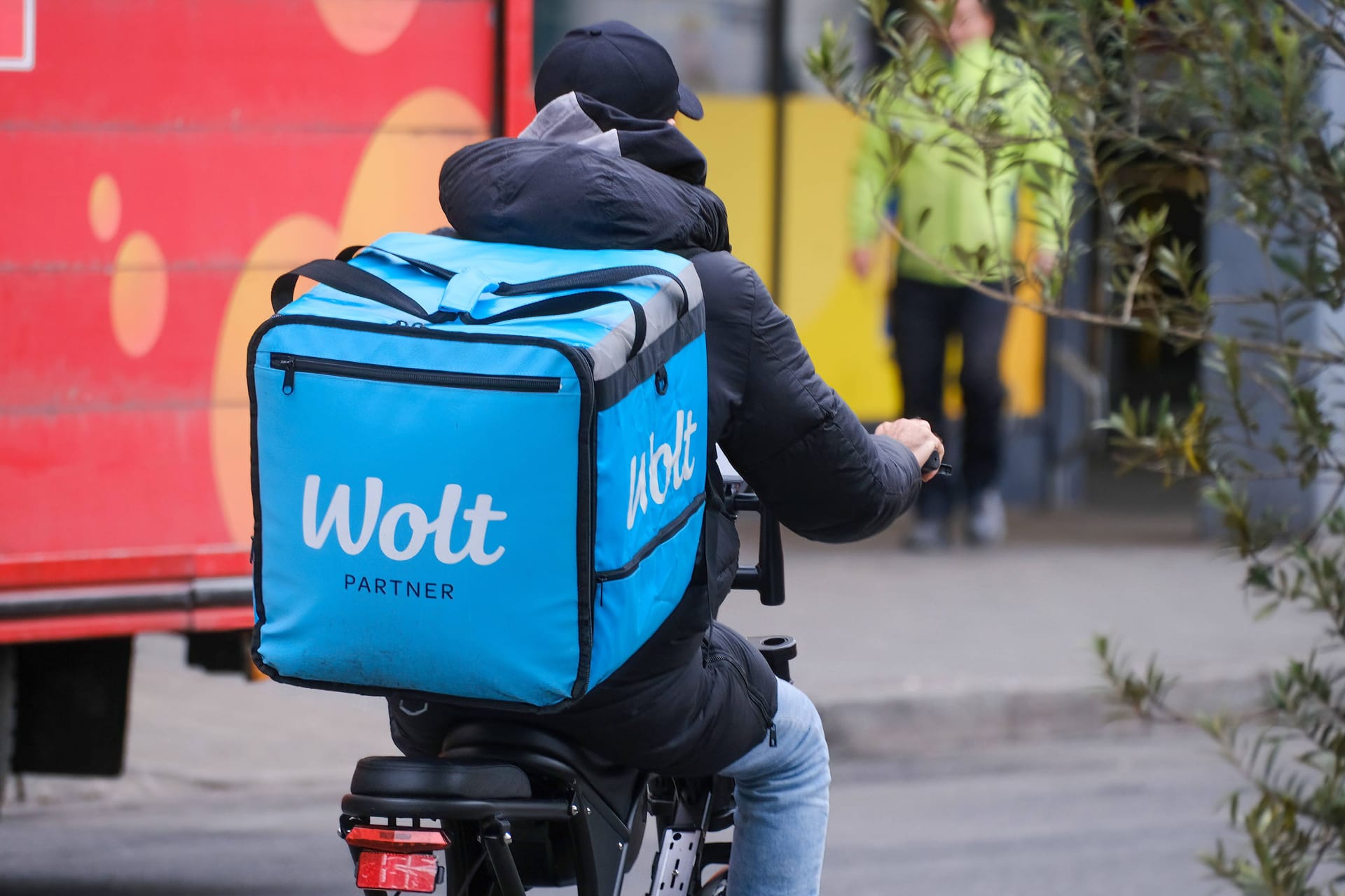 Ein Fahrer des Lieferdienstes Wolt (Symbolbild): Viele Deutsche wünschen sich eine Erhöhung des Mindestlohns.