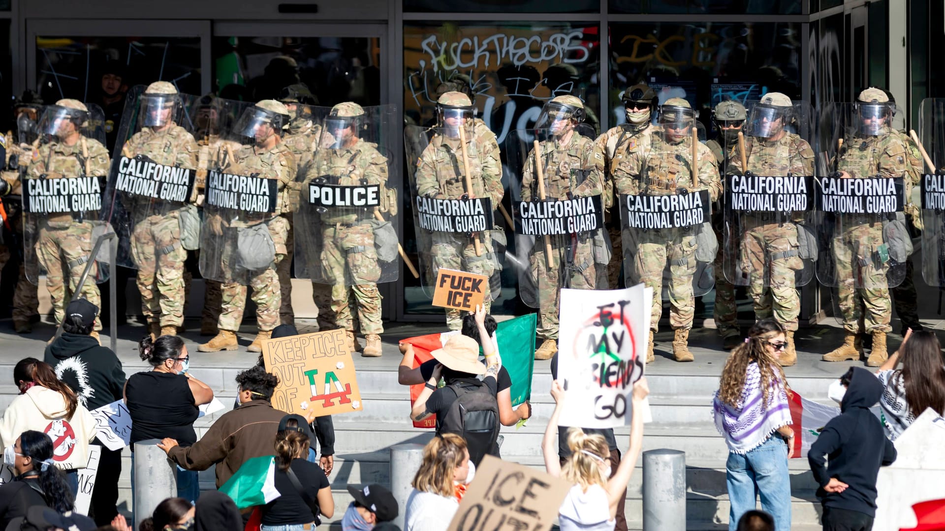 Nationalgardisten stehen in Los Angeles einer Gruppe Demonstranten gegenüber.