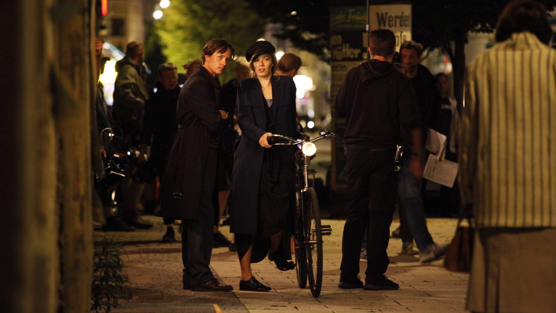 Tom Schilling (links) und Saskia Rosendahl (rechts) am Set zum Kinofilm Fabian, der teilweise in Görltiz gedrehr wurde.
