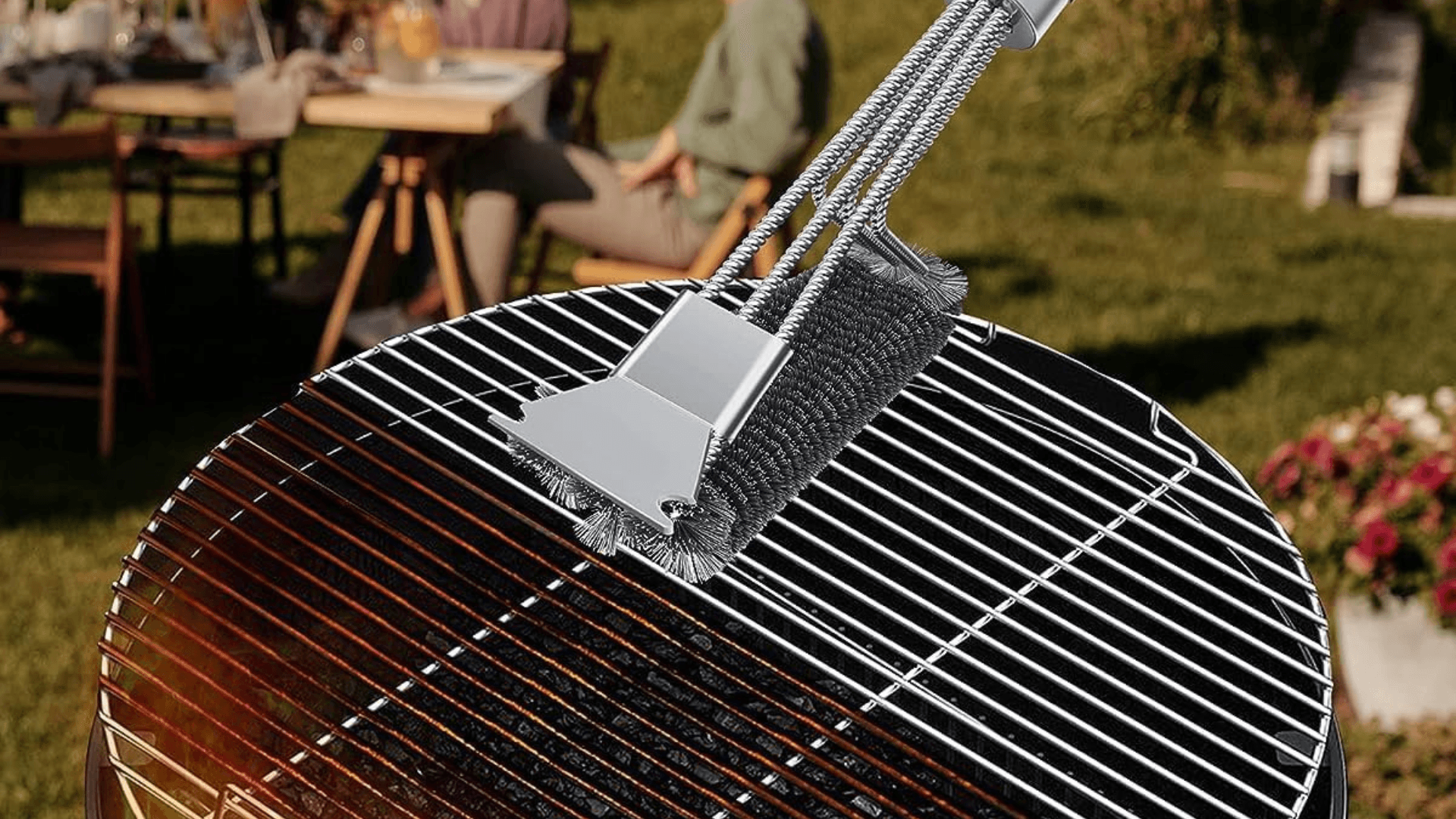 Grill reinigen: Mit geeigneten Bürsten lassen sich Verschmutzungen effektiv entfernen.