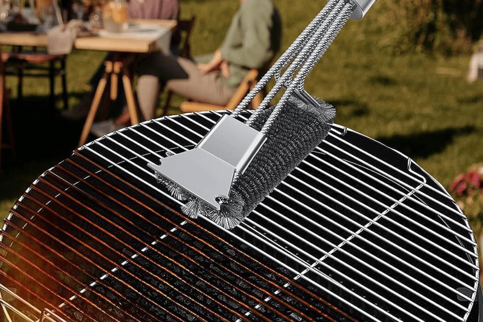 Grill reinigen: Mit geeigneten Bürsten lassen sich Verschmutzungen effektiv entfernen.