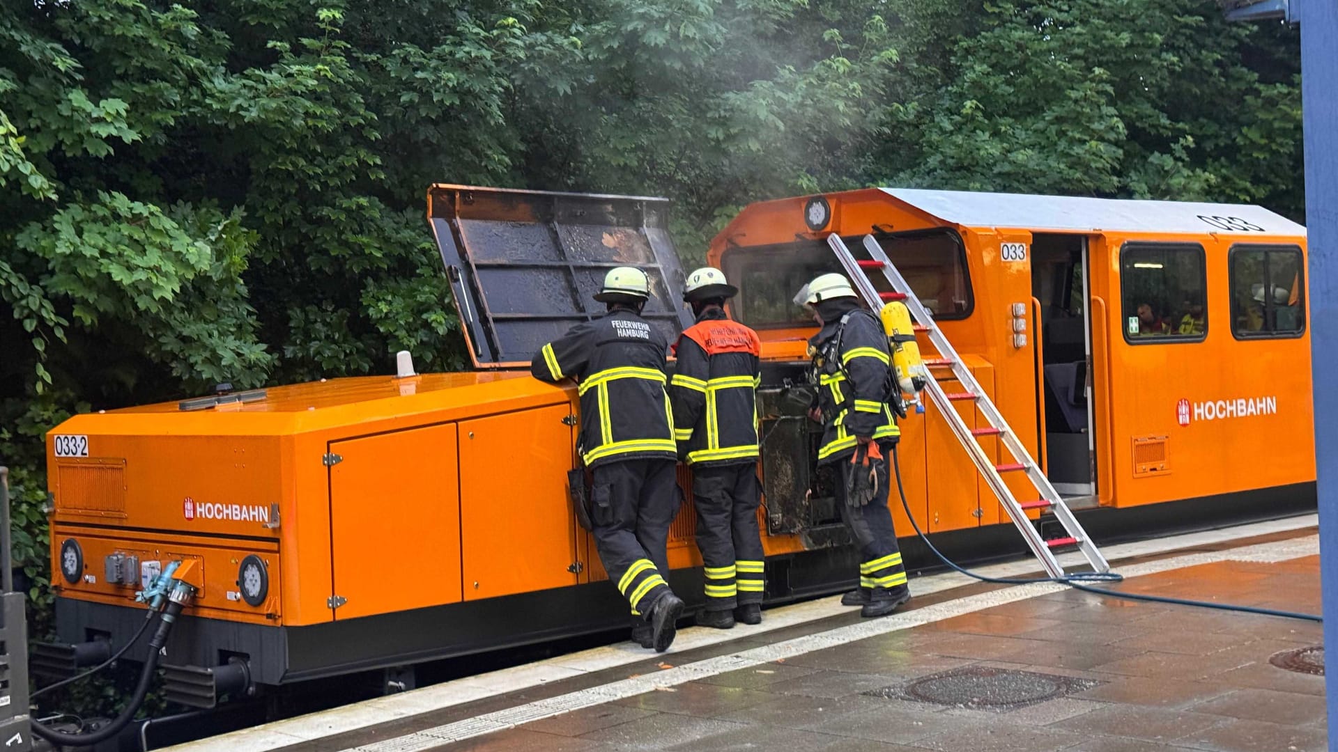 Seit der vergangenen Nacht ist die Feuerwehr am U-Bahnhof Ochsenzoll in Langenhorn im Einsatz. Seit der vergangenen Nacht ist die Feuerwehr am U-Bahnhof Ochsenzoll in Langenhorn im Einsatz.