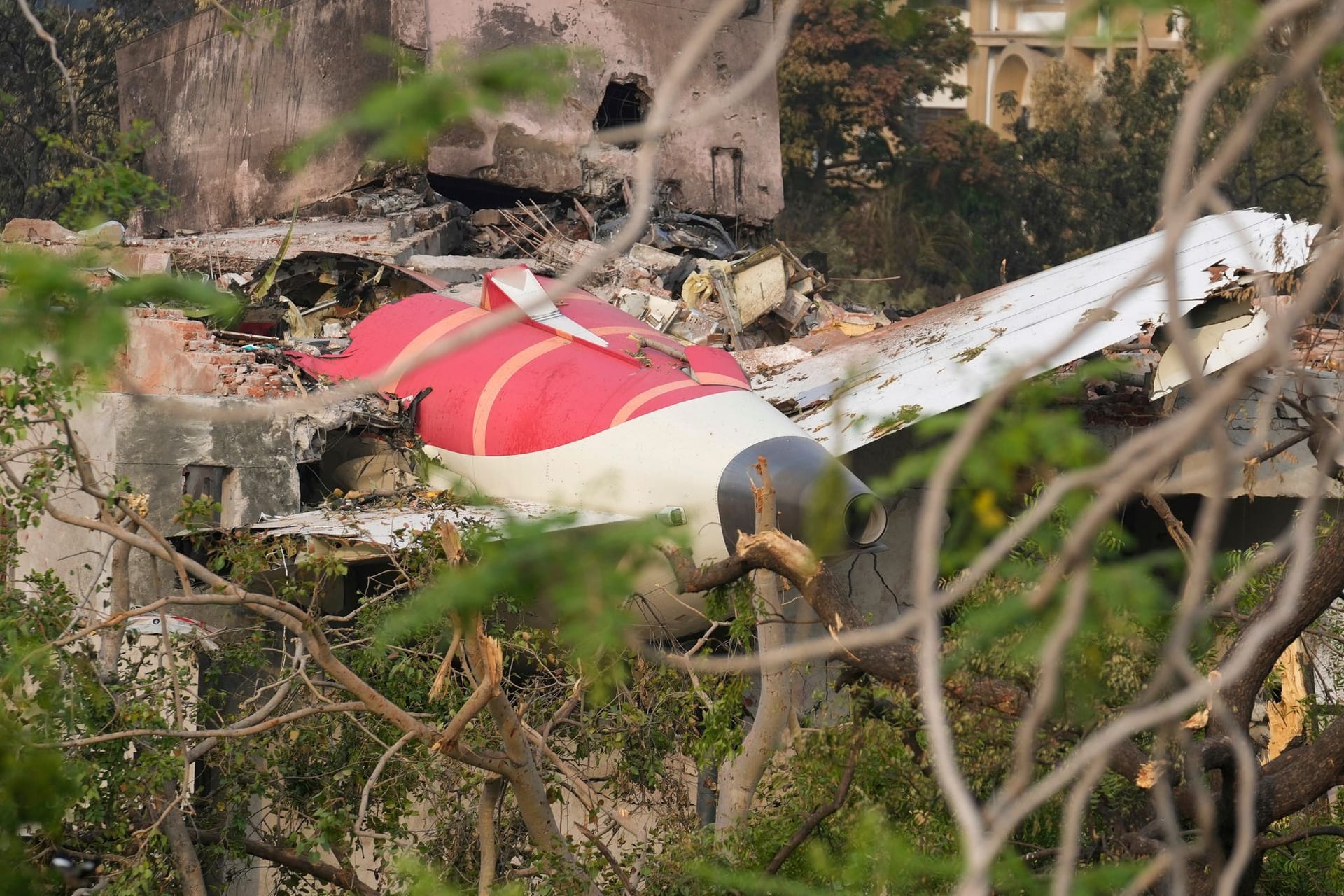 Wrackteile des am Donnerstag abgestürzten Flugzeugs von Air India liegen auf einem Gebäude in Ahmedabad, Indien.