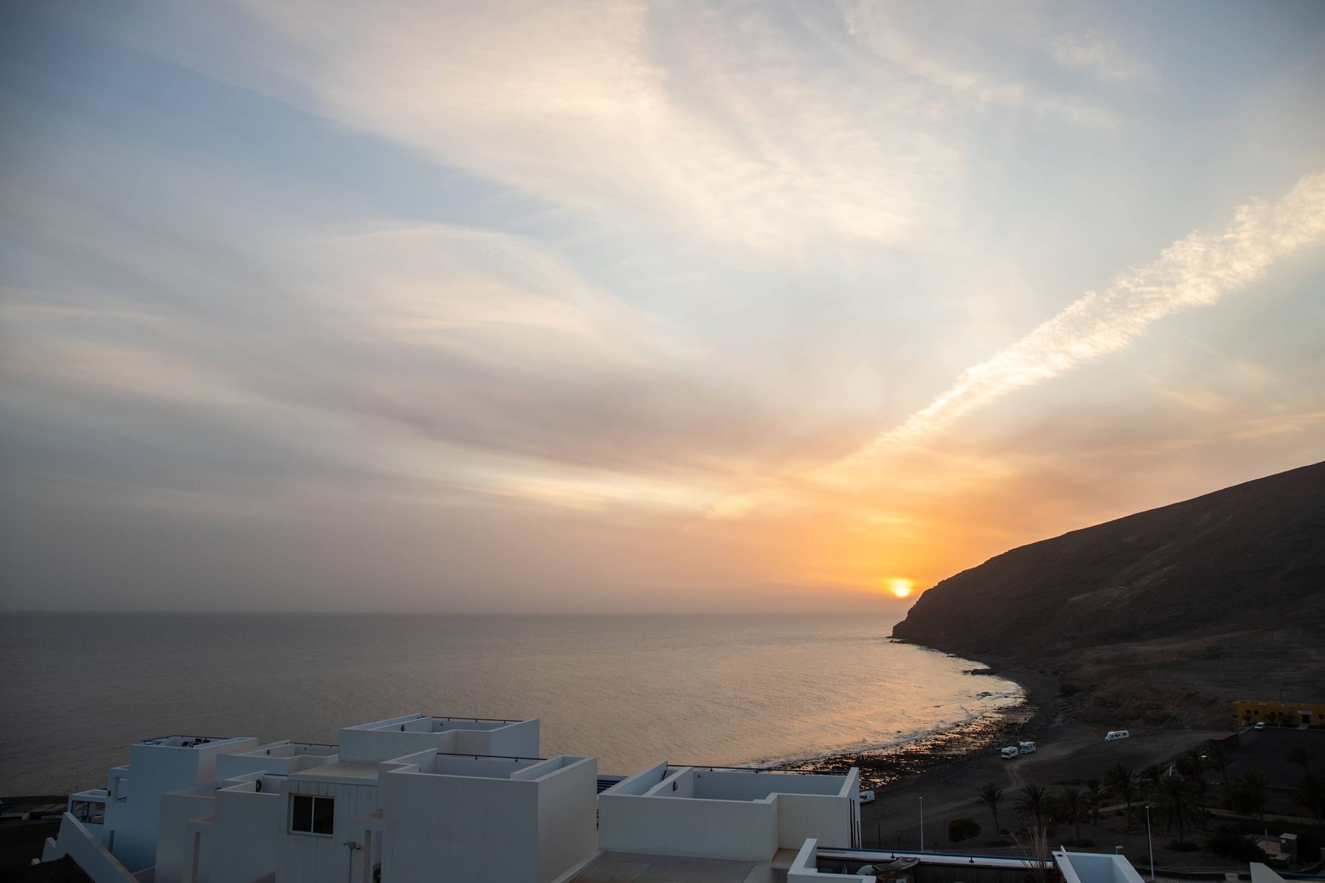 Gran Tarajal auf Fuerteventura: Der Sonnenuntergang wird von Calima-Staub getrübt.