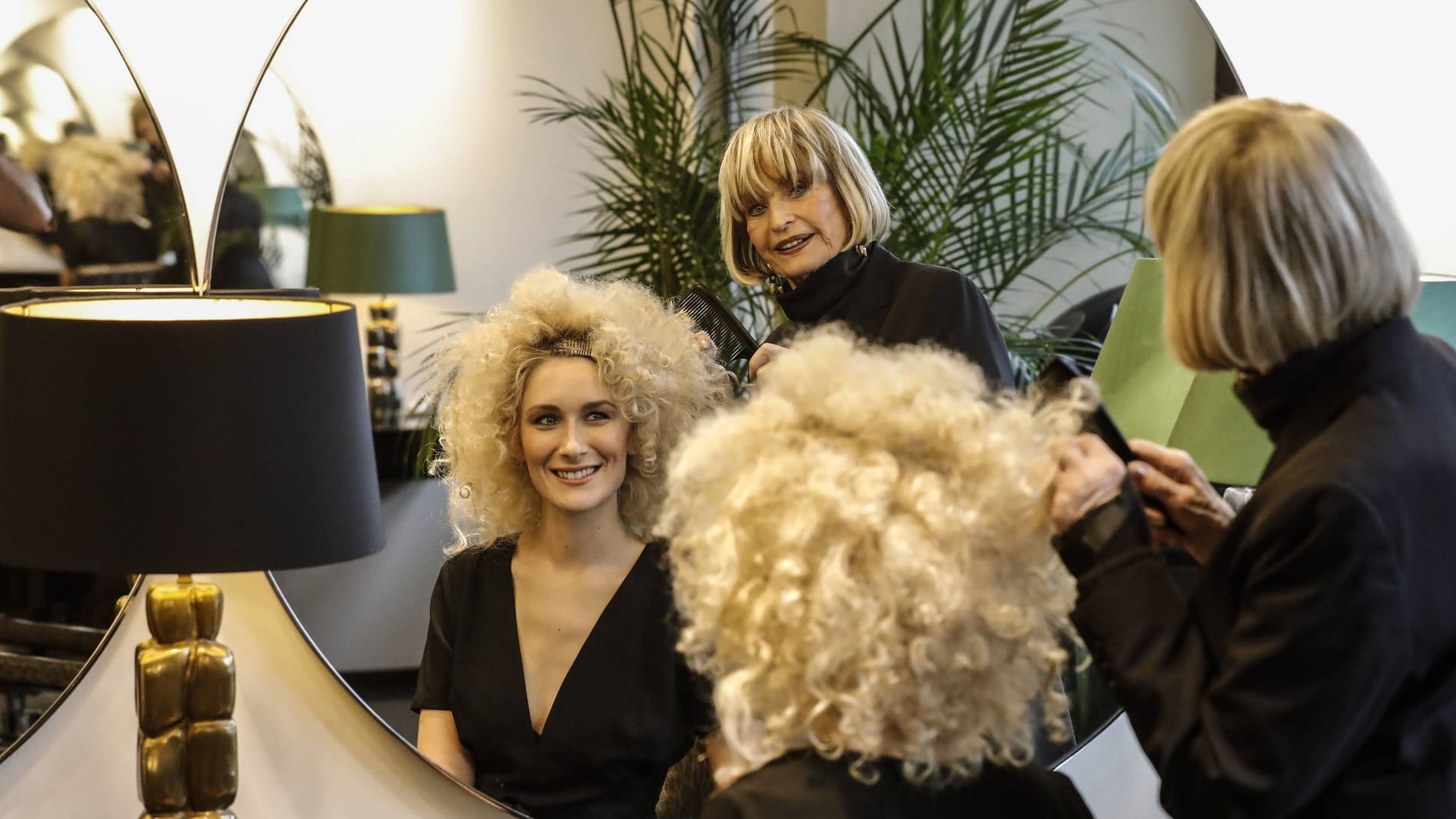 Möller gilt als die Erfinderin des Trockenschnitts (Archivfoto): Auf ihrem Friseurstuhl nahmen schon einige große Stars Platz.
