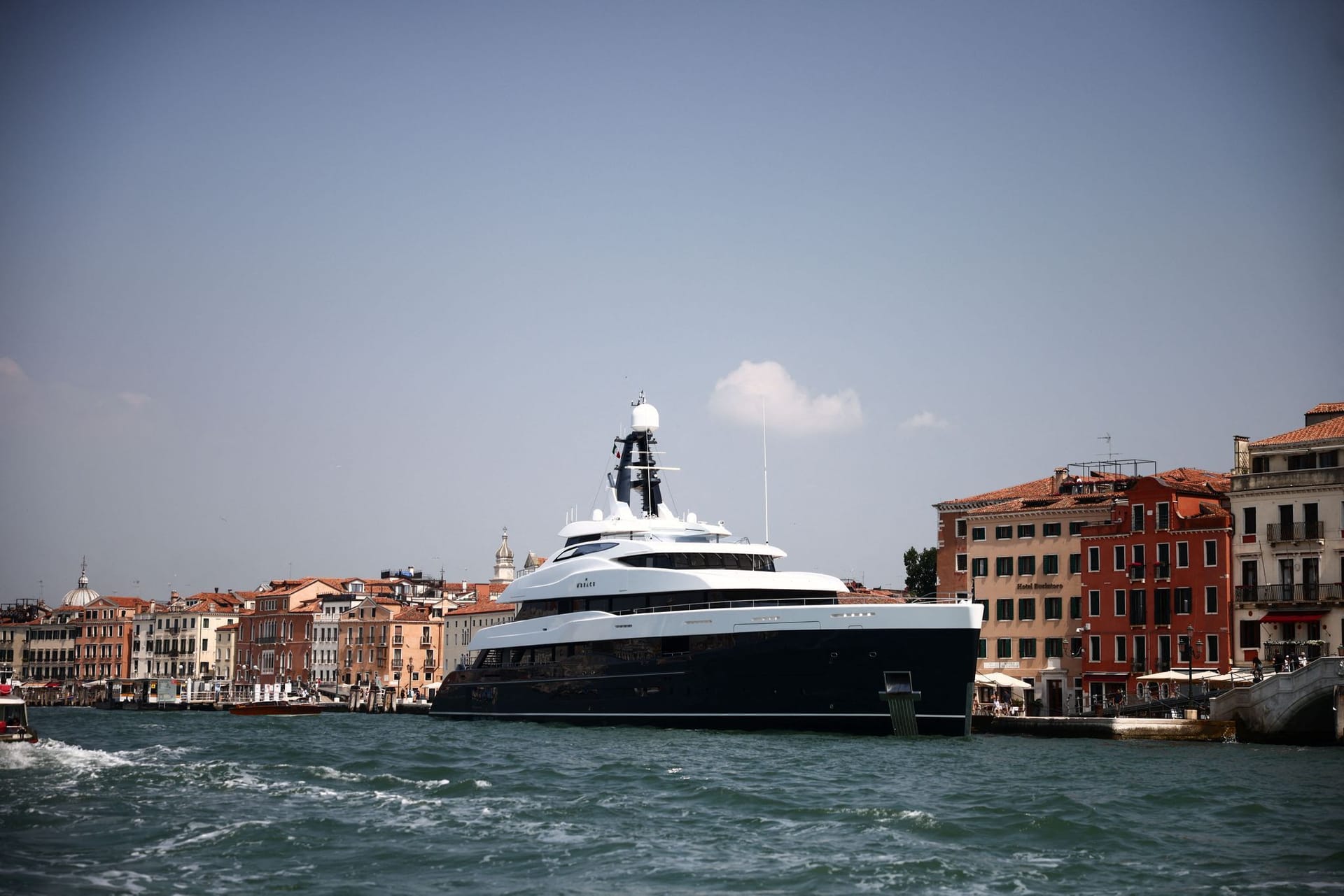Michael Jordans Yacht "M'Brace" hat ebenfalls in Venedig angelegt.
