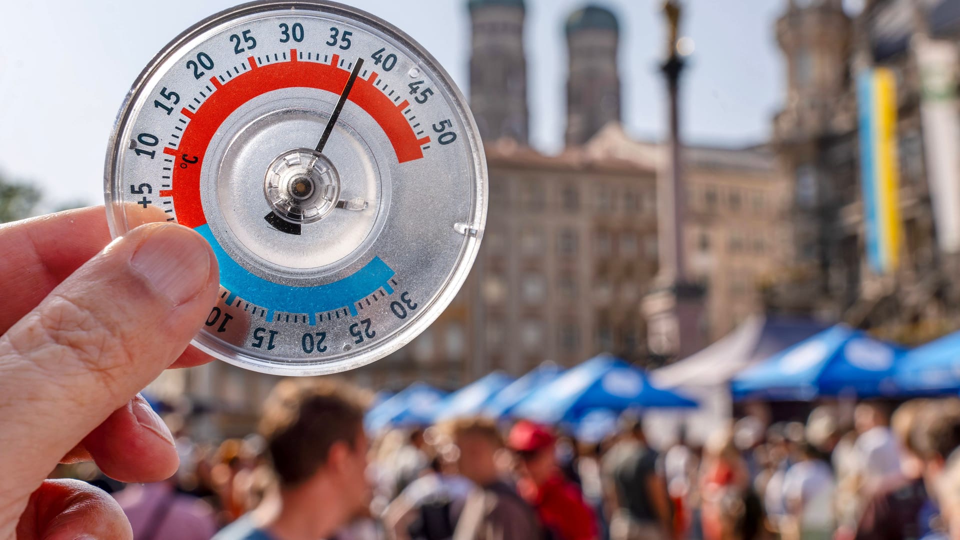 Thermometer zeigt 38 Grad: Rekordhitze in München verdeutlicht urbane Hitzebelastung.