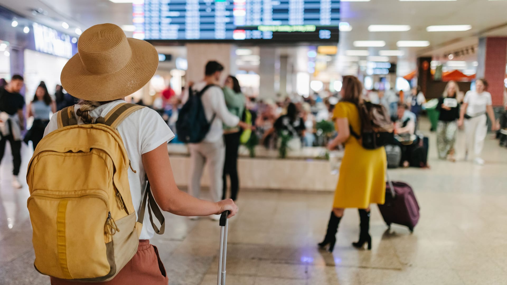 Eine Urlauberin am Flughafen: Wer früh genug da ist, vermeidet Stress.