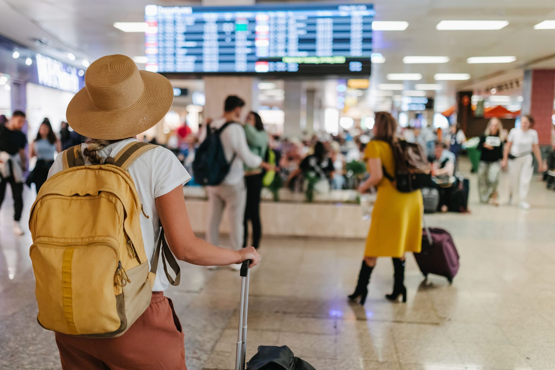 Eine Urlauberin am Flughafen: Wer früh genug da ist, vermeidet Stress.