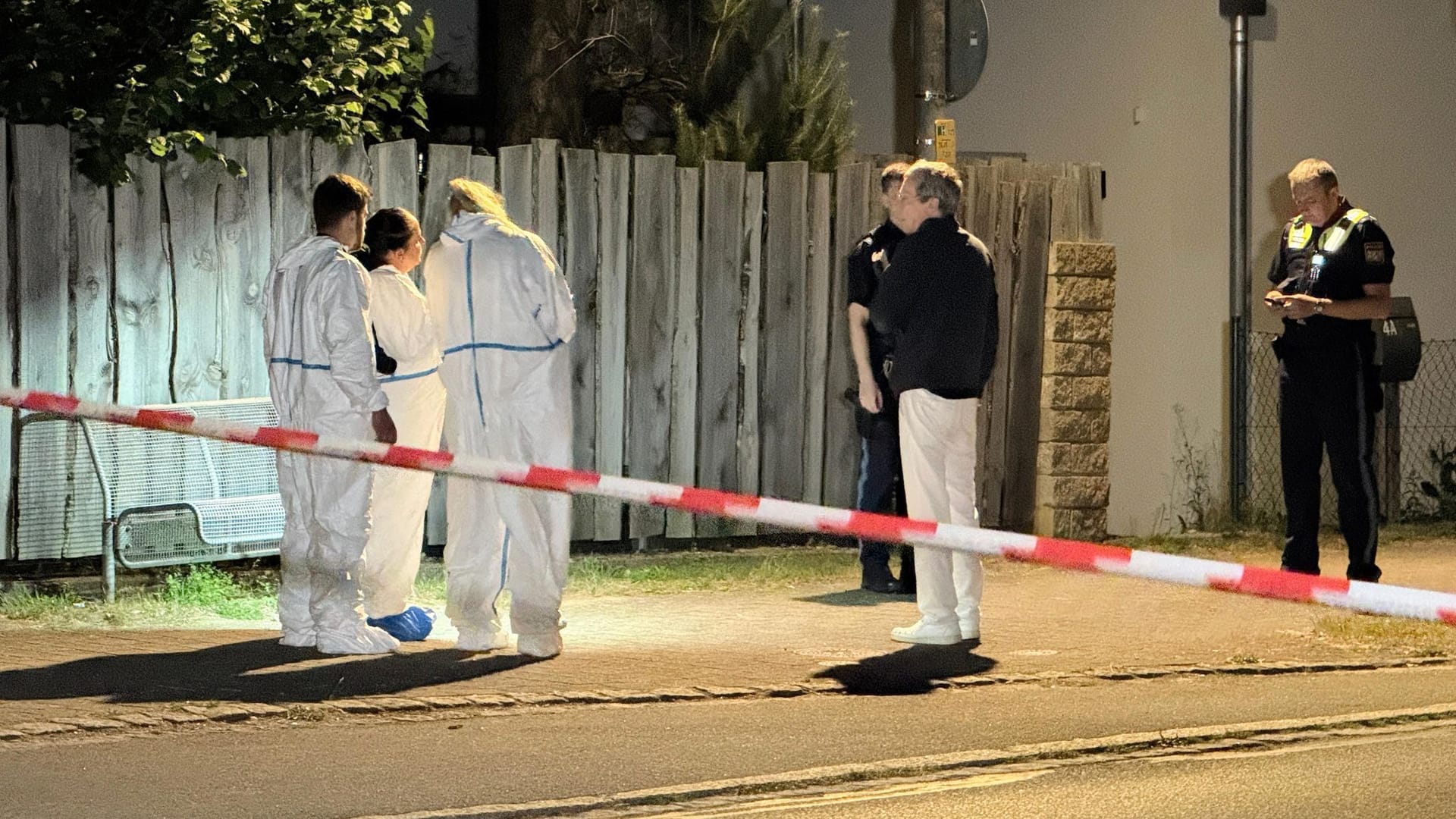 Polizisten und Mitarbeiter der Spurensicherung arbeiten am Tatort. Bei einem Streit zweier Gruppen von Jugendlichen ist in Bayern ein 15-Jähriger tödlich verletzt worden.