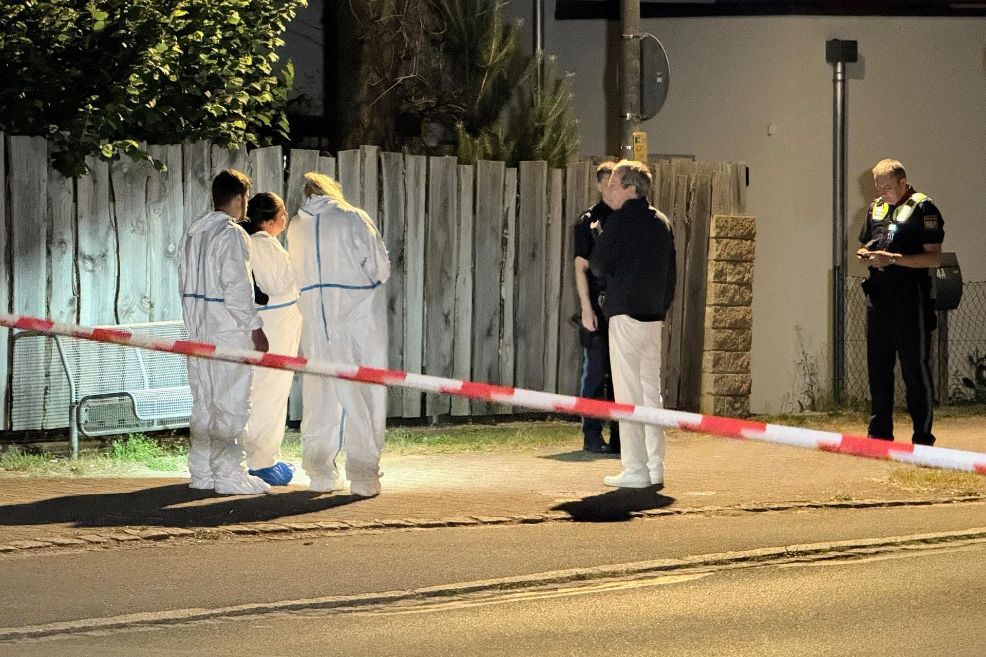 Polizisten und Mitarbeiter der Spurensicherung arbeiten am Tatort. Bei einem Streit zweier Gruppen von Jugendlichen ist in Bayern ein 15-Jähriger tödlich verletzt worden.