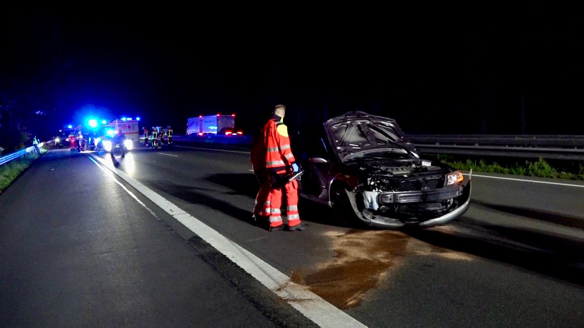 Ein Unfallfahrzeug steht nachts auf der A1, daneben Rettungskräfte: Für einen Motorradfahrer kam jede Hilfe zu spät.