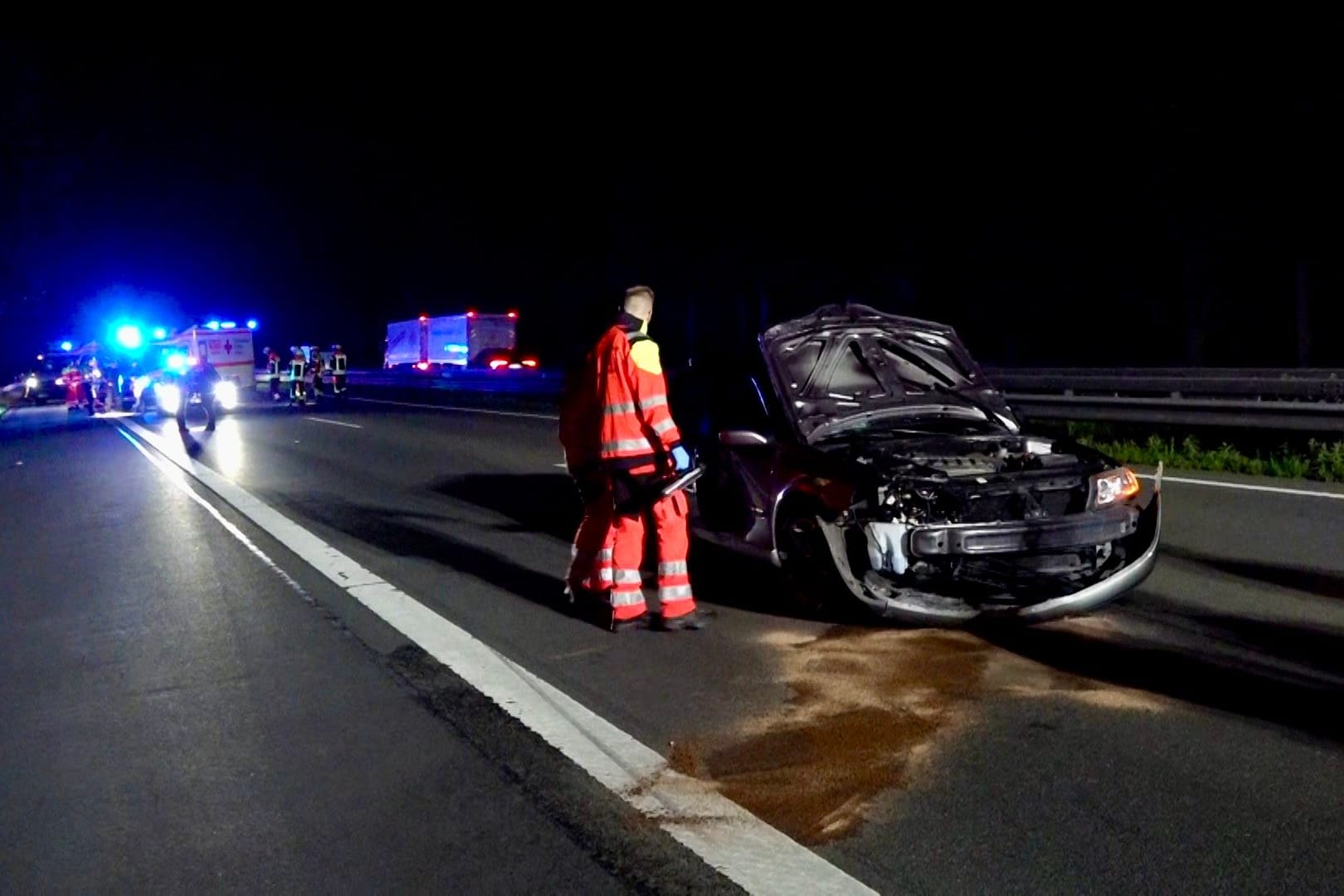 Ein Unfallfahrzeug steht nachts auf der A1, daneben Rettungskräfte: Für einen Motorradfahrer kam jede Hilfe zu spät.