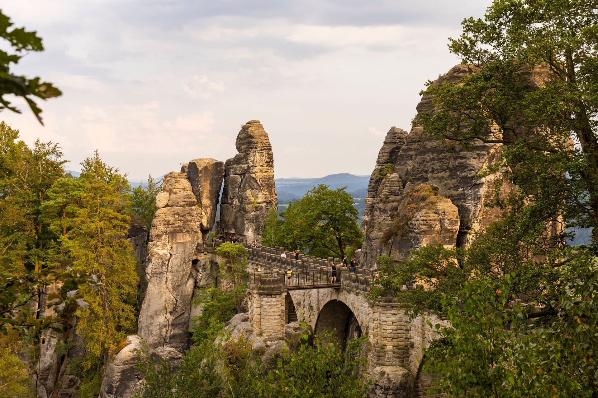 Sächsische Schweiz: Die Felsformation Bastei ist in Abendlicht getaucht.