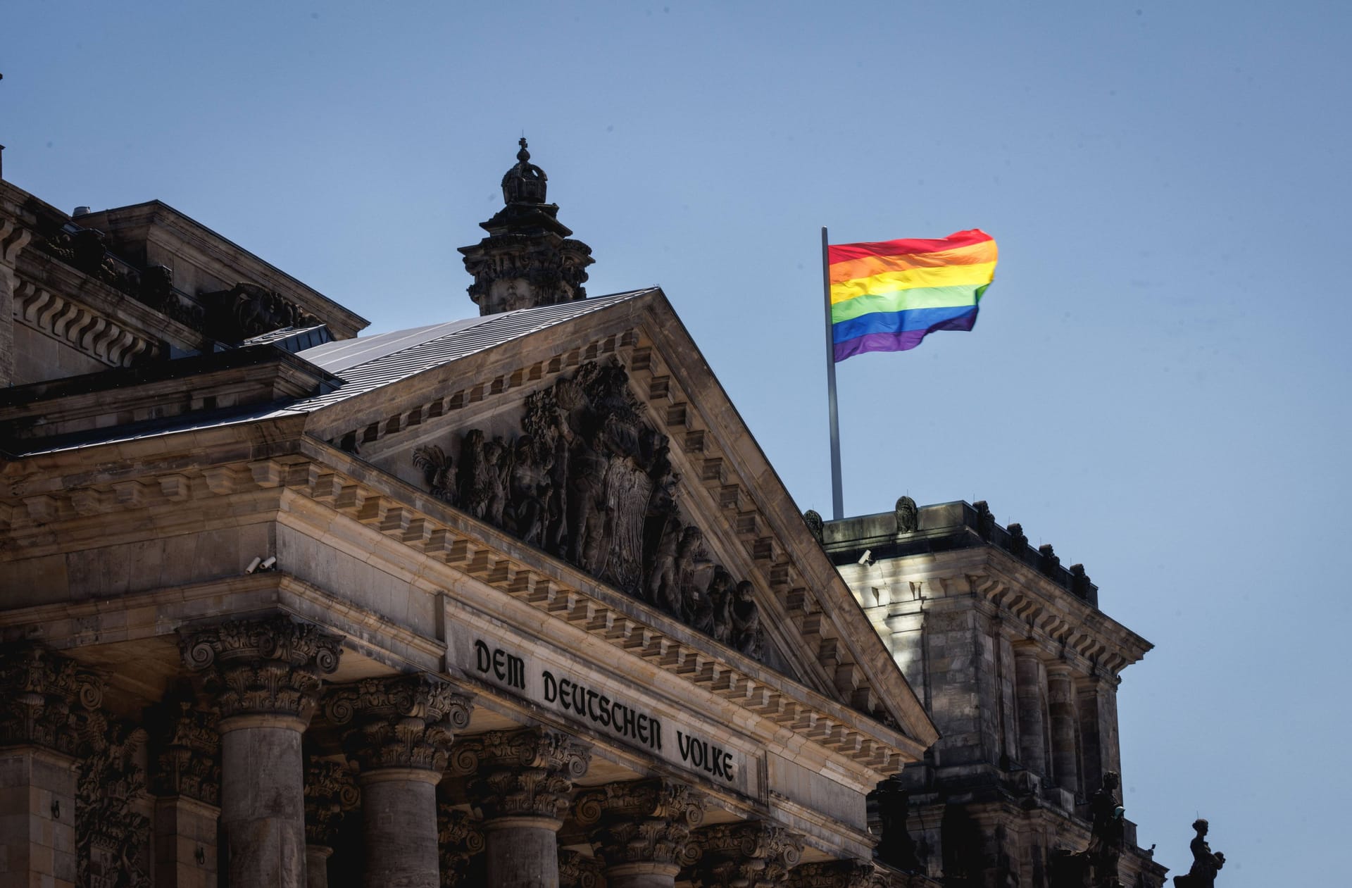 Seit 2022 wurde die Regenbogenflagge zum CSD auf dem Reichstagsgebäude gehisst.
