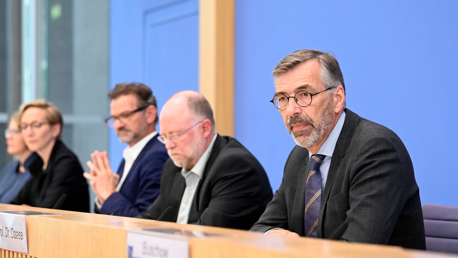 Claudia Baumgart-Ochse, Ursula Schröder, Conrad Schetter, Tobias Debiel und Christopher Daase (v.l.) bei der Bundespressekonferenz zum Friedensgutachten.