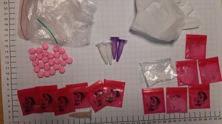 Die beschlagnahmten Drogen: Auf die Tütchen wurde das Konterfei des Teufels gedruckt.