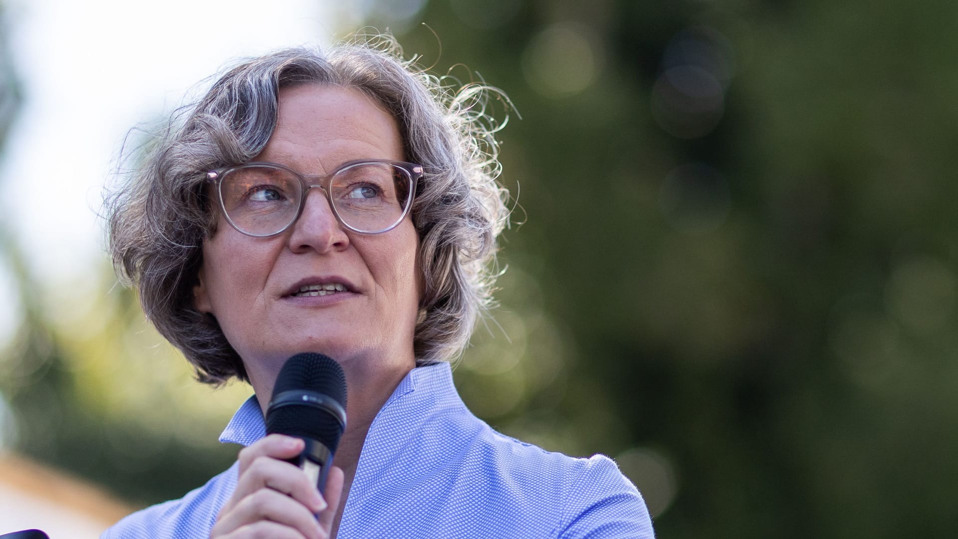 Ina Scharrenbach (NRW-Ministerin für Heimat, Kommunales, Bau und Digitalisierung) bei einer Veranstaltung (Archivfoto): Die Ministerin wird sich nun einer Chemotherapie unterziehen.