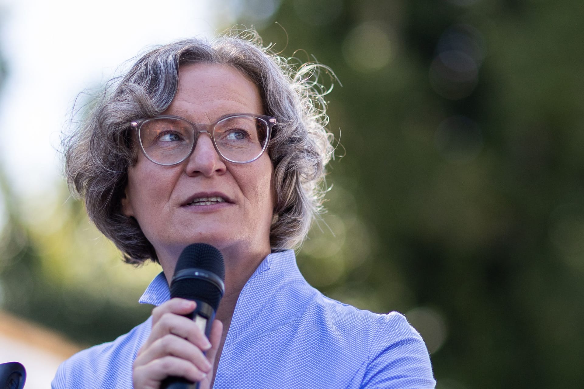 Ina Scharrenbach (NRW-Ministerin für Heimat, Kommunales, Bau und Digitalisierung) bei einer Veranstaltung (Archivfoto): Die Ministerin wird sich nun einer Chemotherapie unterziehen.