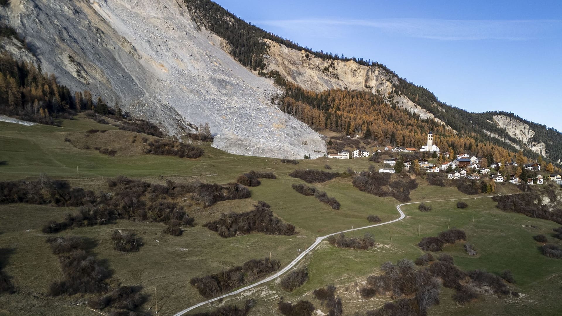 Brienz geräumt - Schuttstrom bedroht Schweizer Dorf Brienz geräumt - Schuttstrom bedroht Schweizer Dorf