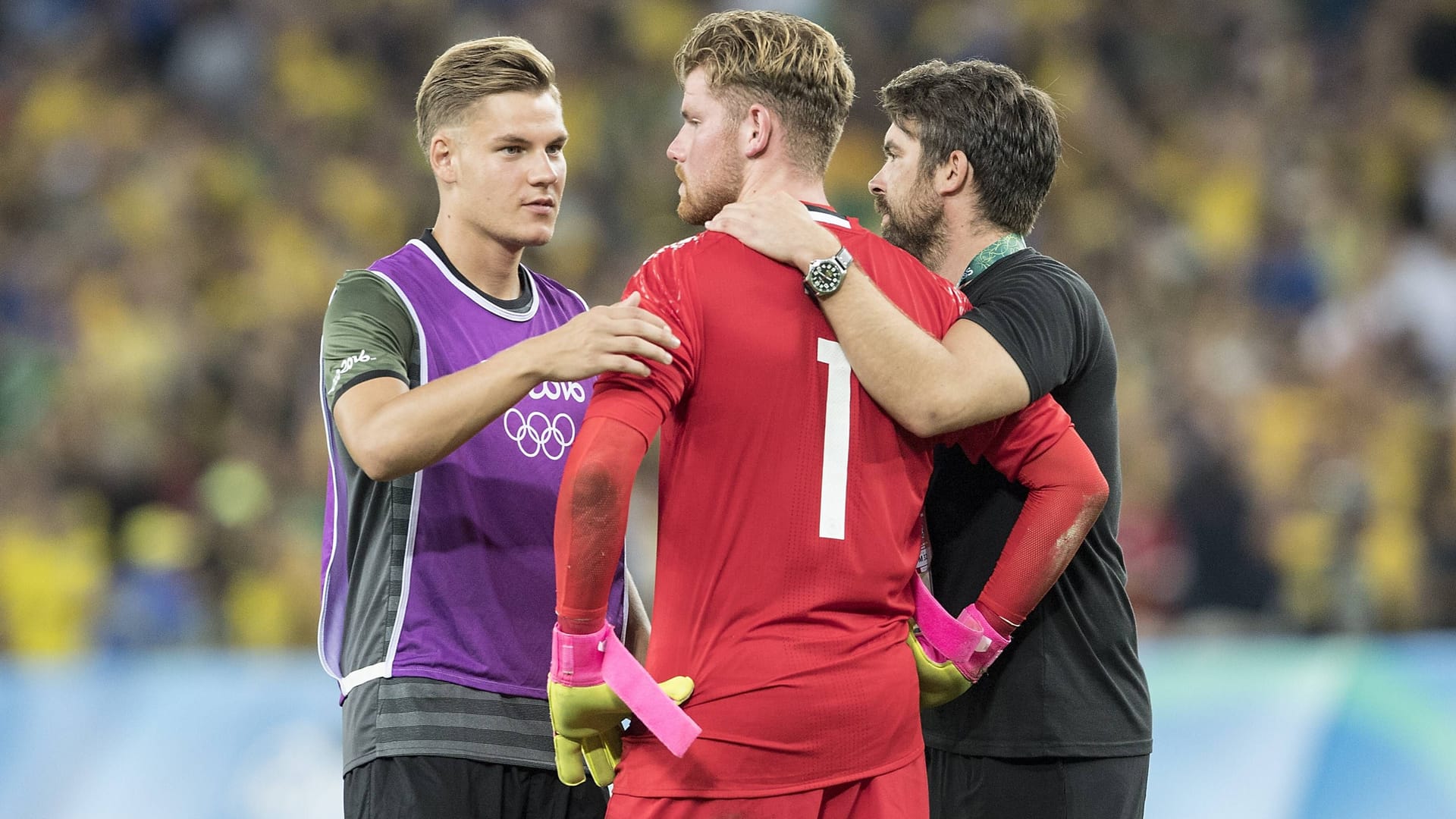 Max Christiansen (l.) mit Torwart Timo Horn (in rot): Gemeinsam spielten sie 2016 bei Olympia in Rio de Janeiro für Deutschland.