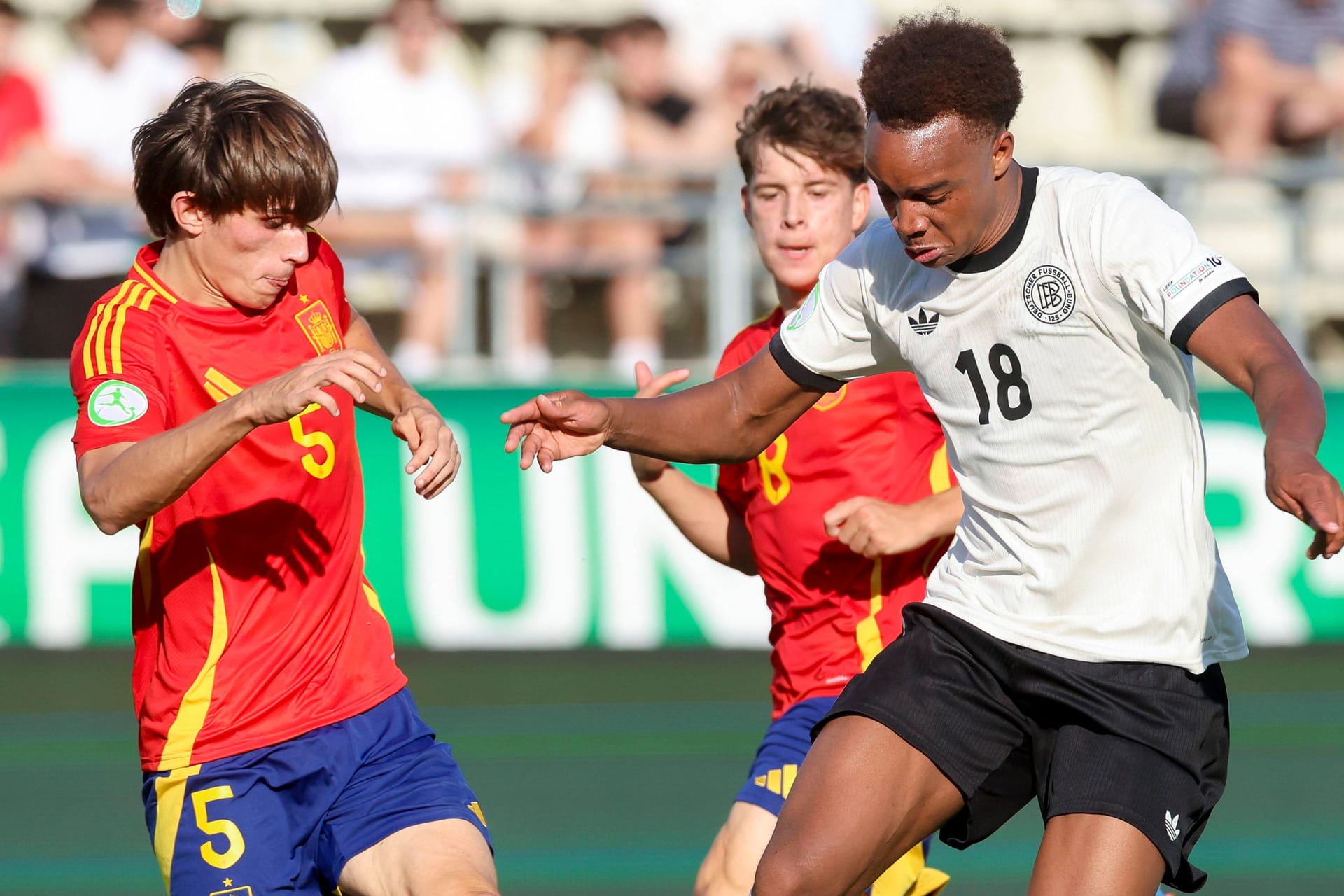 Andres Cuenca (l.) und Assan Ouedraogo: Die beiden lieferten sich mit Spanien und Deutschland ein packendes Duell im Halbfinale der U19-EM.