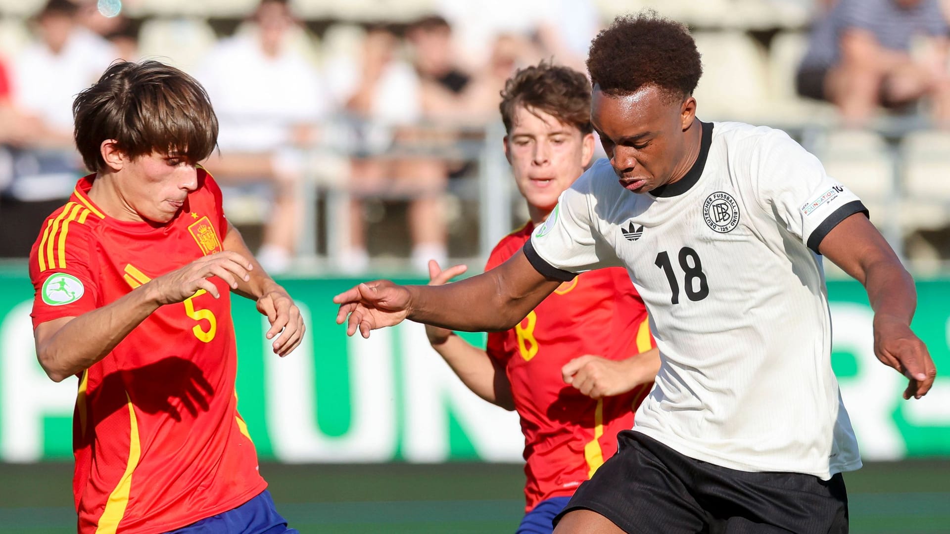 Andres Cuenca (l.) und Assan Ouedraogo: Die beiden lieferten sich mit Spanien und Deutschland ein packendes Duell im Halbfinale der U19-EM.