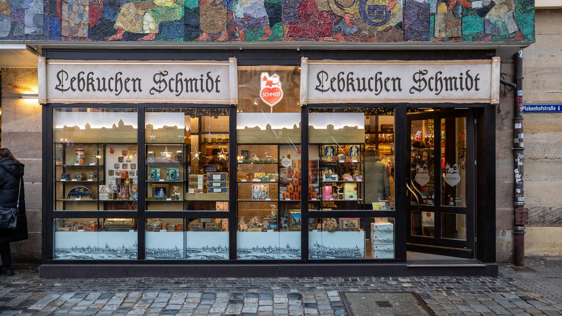 Die Filiale von Lebkuchen Schmidt auf dem Nürnberger Hauptmarkt (Archivbild): Die Filiale von Lebkuchen Schmidt auf dem Nürnberger Hauptmarkt (Archivbild):