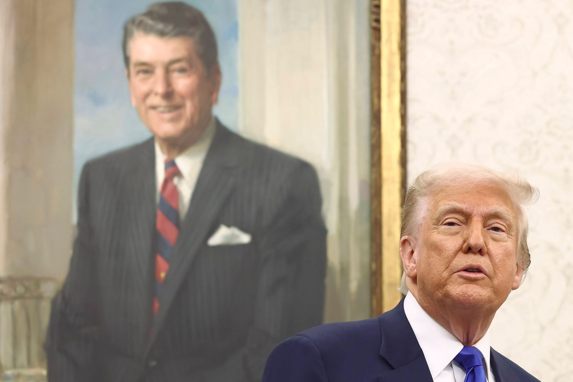 Trump vor einem Porträt des ehemaligen US-Präsidenten Ronald Reagan (Archivfoto): Im Vergleich wirkt Reagan wie der anständigere der beiden.