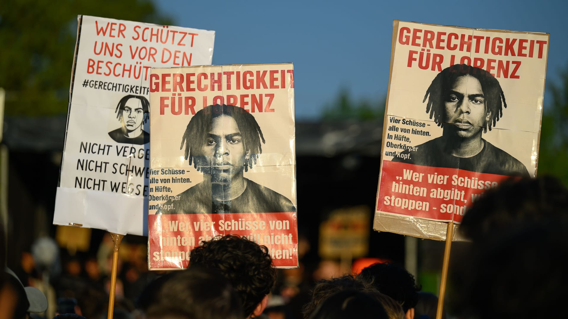 Demonstranten zeigen Schilder mit der Aufschrift "Gerechtigkeit für Lorenz" (Archivbild): Der Fall des getöteten 21-Jährigen bewegt seit Ostern viele Menschen. Demonstranten zeigen Schilder mit der Aufschrift "Gerechtigkeit für Lorenz" (Archivbild): Der Fall des getöteten 21-Jährigen bewegt seit Ostern viele Menschen.