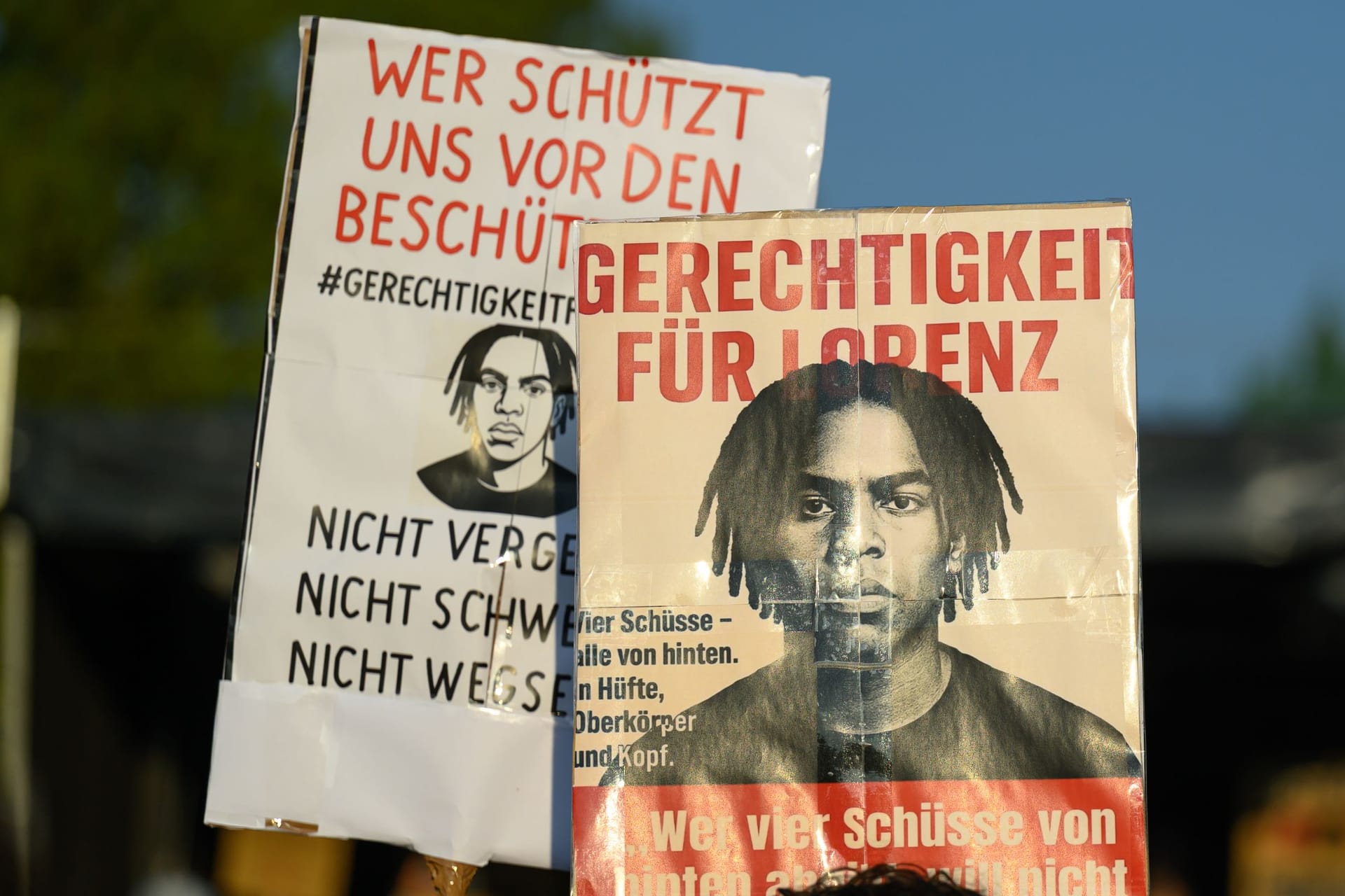Demonstranten zeigen Schilder mit der Aufschrift "Gerechtigkeit für Lorenz" (Archivbild): Der Fall des getöteten 21-Jährigen bewegt seit Ostern viele Menschen.