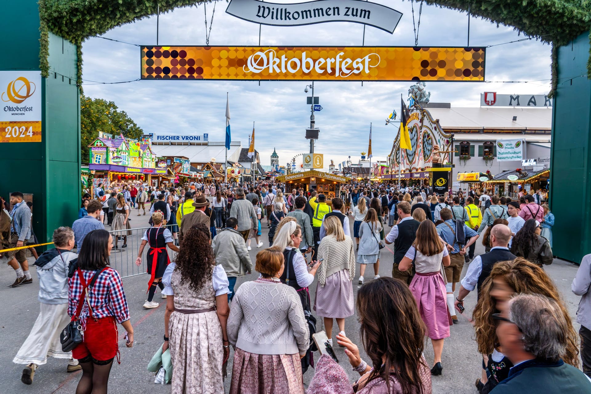 Besucher strömen auf die Theresienwiese (Archivbild): Im vergangenen Jahr zählte das Oktoberfest mehr als sieben Millionen Gäste.