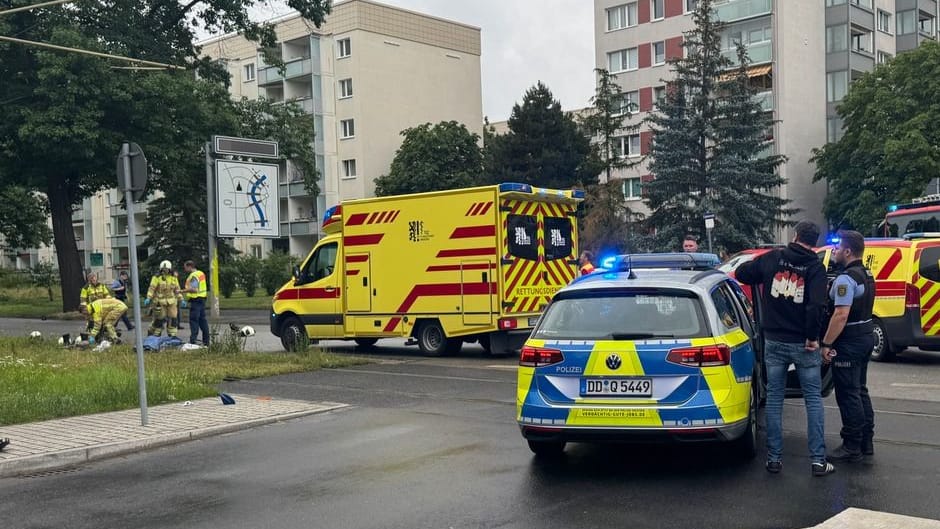 Einsatzfahrzeuge an der Unfallstelle: