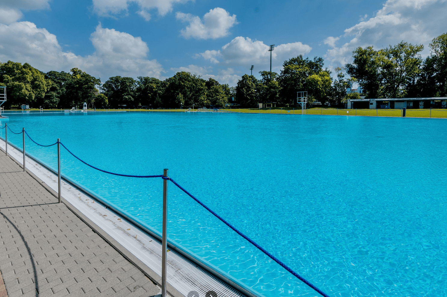 Das Frankfurter Brentanobad (Archivbild): Am Samstag endete der Freibadbesuch für ein Mädchen tödlich.